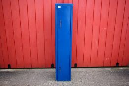 A STEEL 3 GUN SECURITY CABINET WITH KEYS