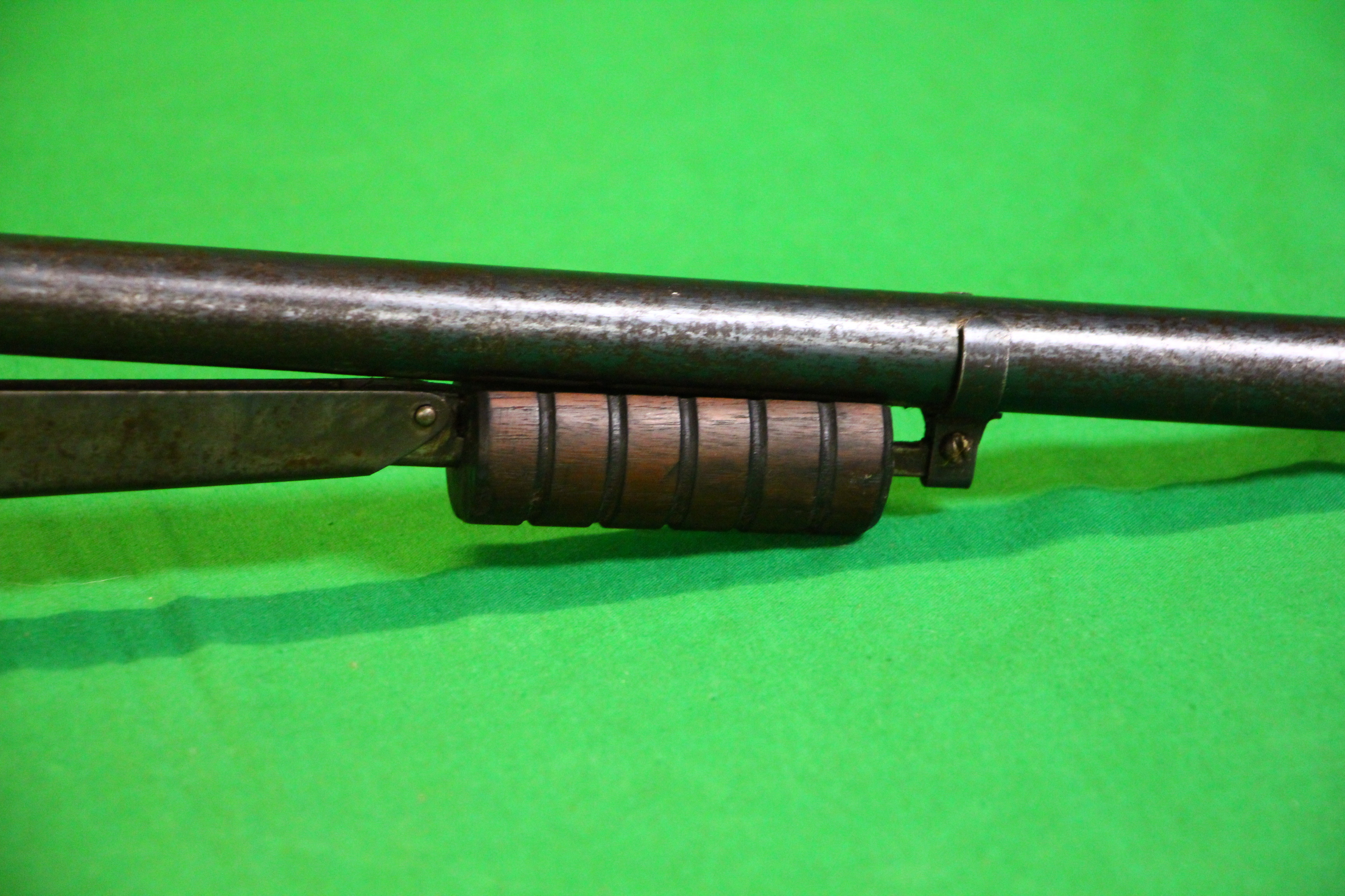 A DAISY MODEL 25 PUMP ACTION AIR GUN - (ALL GUNS TO BE INSPECTED AND SERVICED BY QUALIFIED GUNSMITH - Image 3 of 8