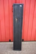 A STEEL 2 GUN SECURITY SAFE - KEYS WITH AUCTIONEER