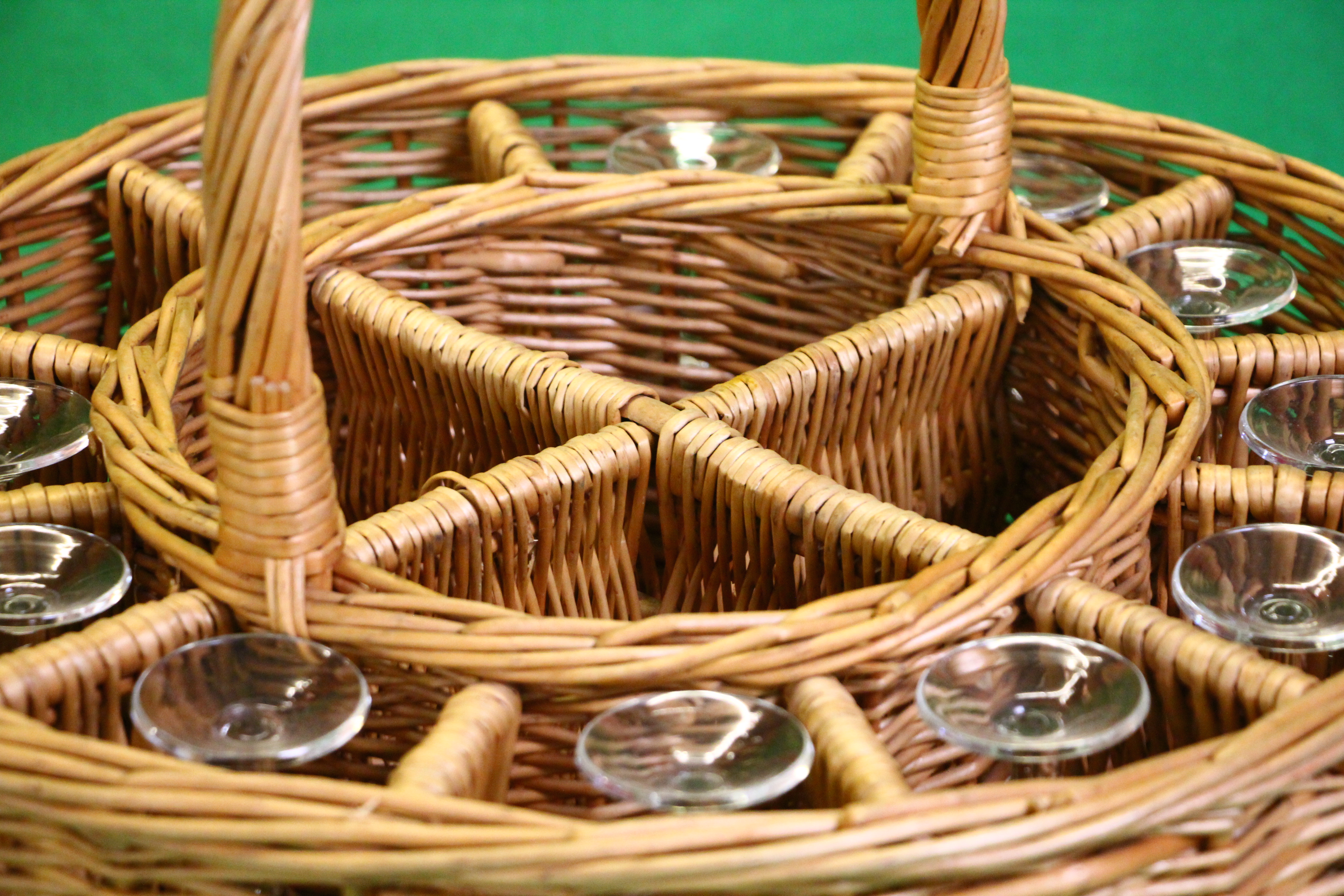 A WICKER CIRCULAR 12 GLASS BOTTLE HAMPER WITH 10 GLASSES AND 2 BOXES OF 6 AS NEW GLASSES - Image 2 of 5