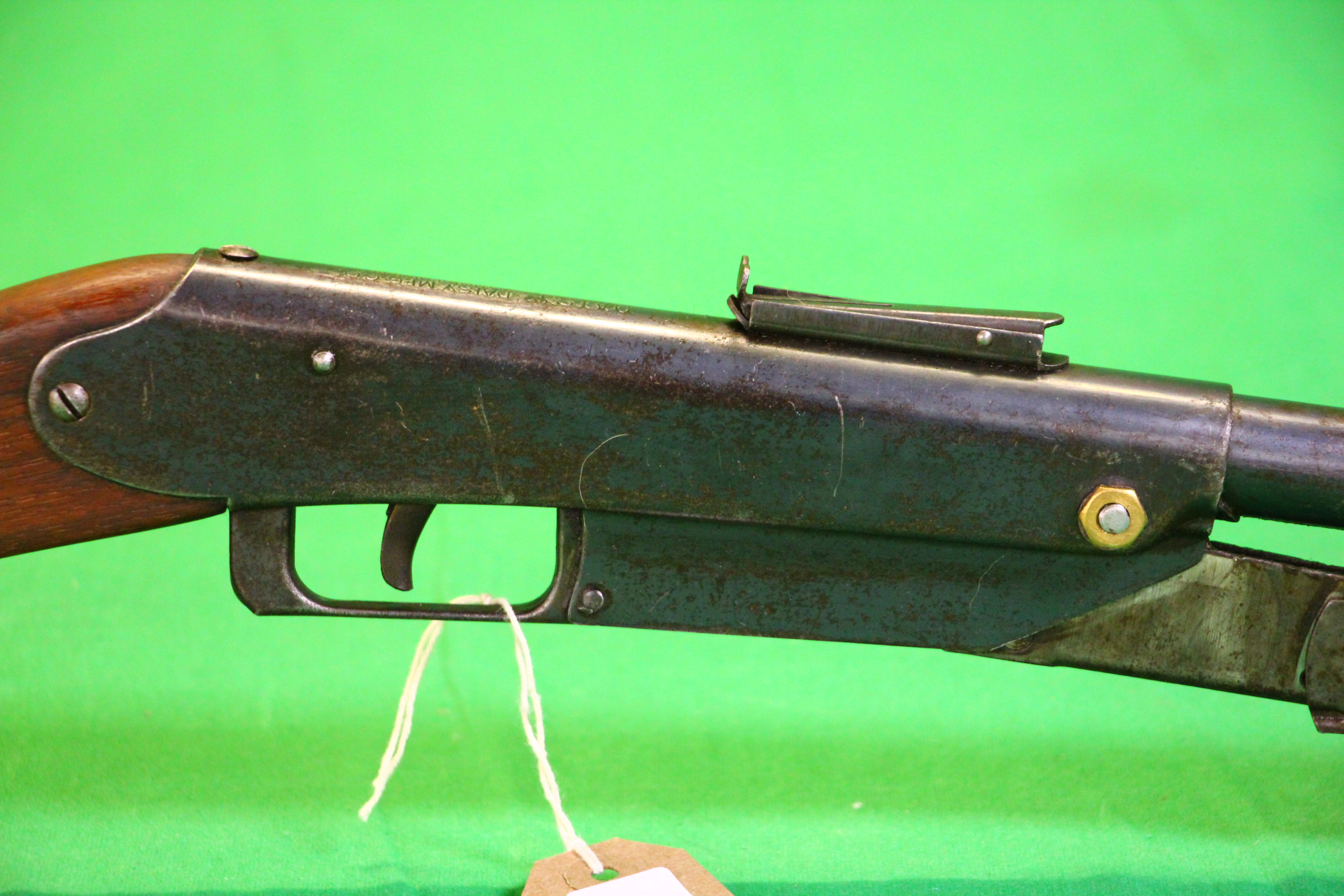 A DAISY MODEL 25 PUMP ACTION AIR GUN - (ALL GUNS TO BE INSPECTED AND SERVICED BY QUALIFIED GUNSMITH - Image 2 of 8