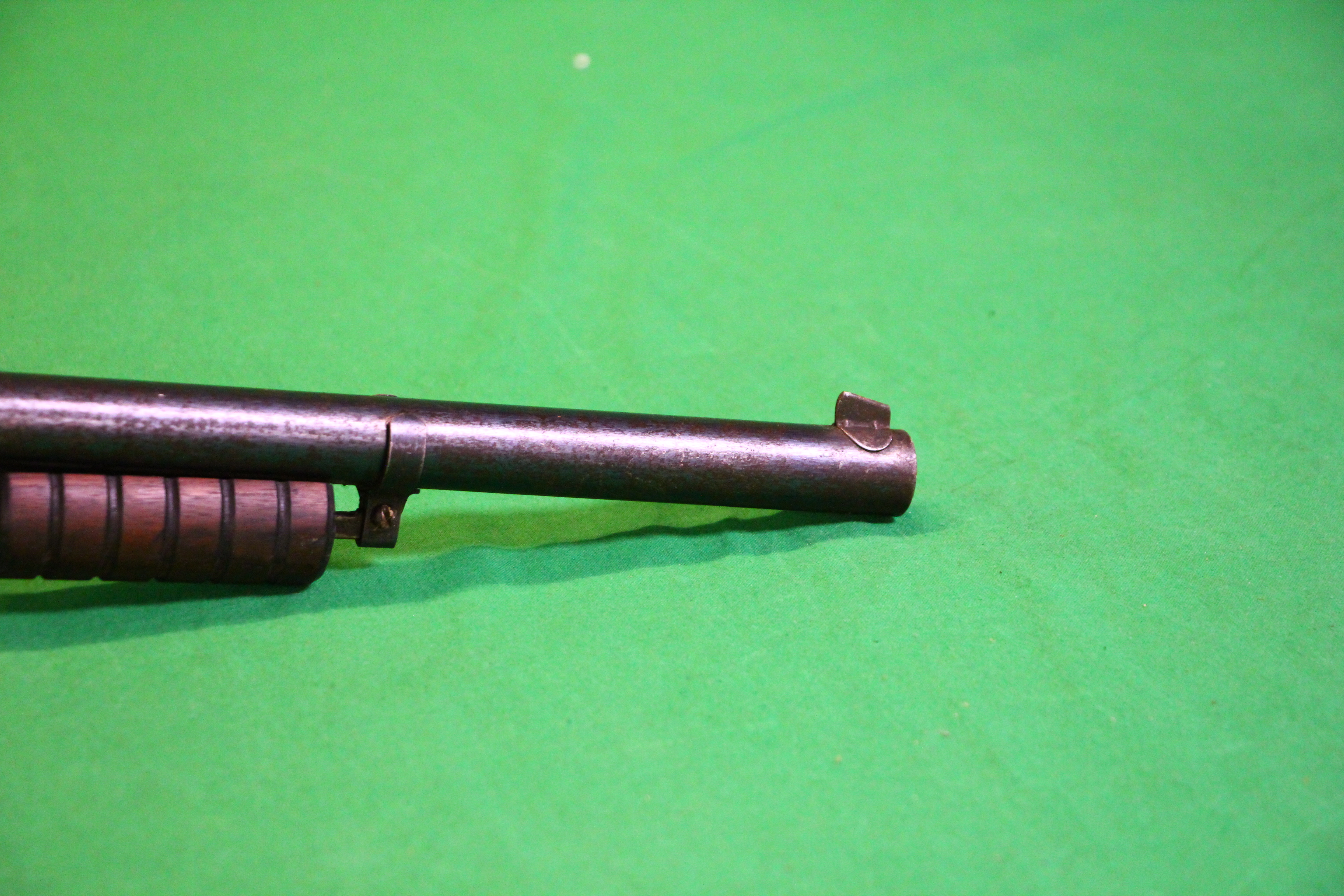 A DAISY MODEL 25 PUMP ACTION AIR GUN - (ALL GUNS TO BE INSPECTED AND SERVICED BY QUALIFIED GUNSMITH - Image 5 of 8