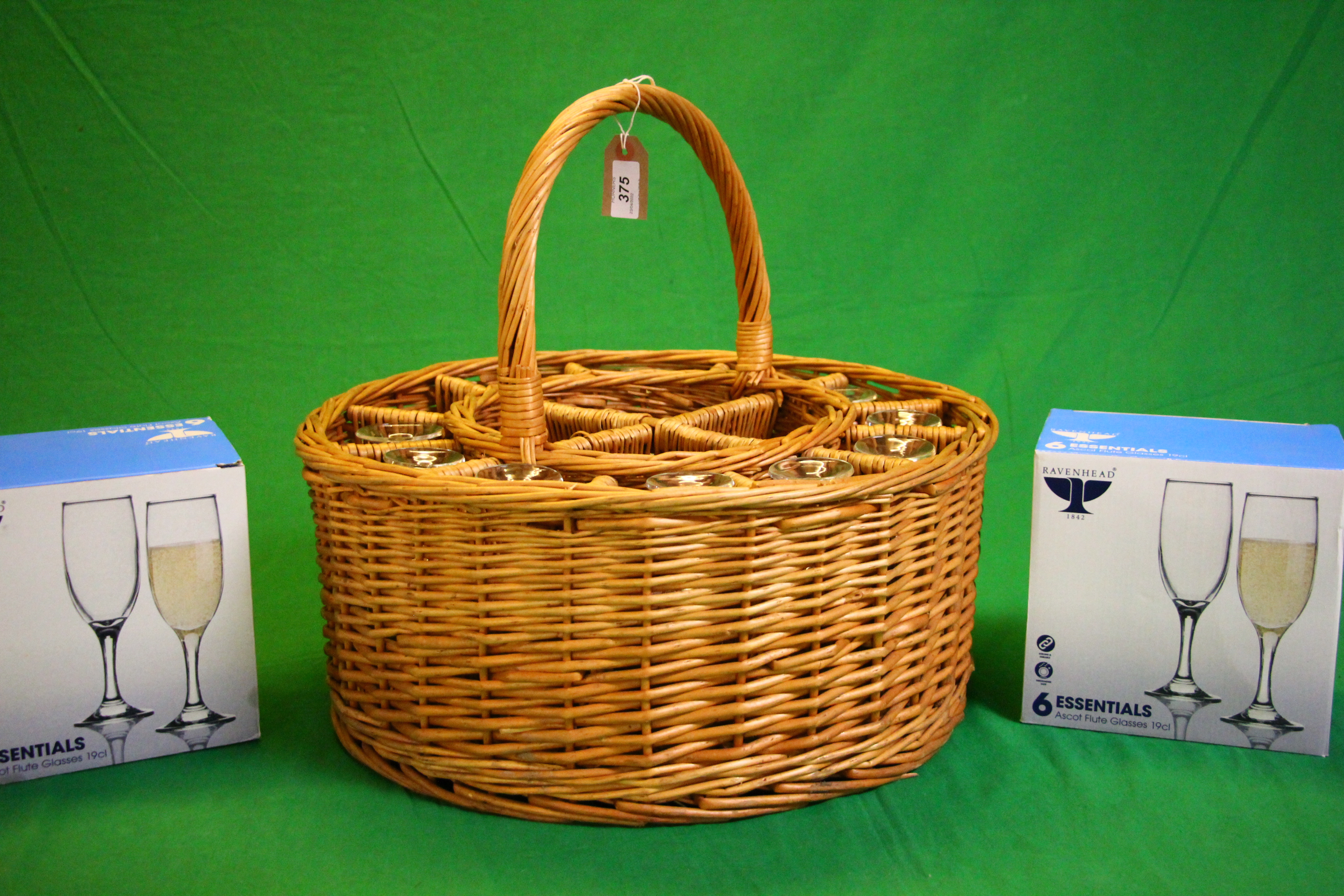 A WICKER CIRCULAR 12 GLASS BOTTLE HAMPER WITH 10 GLASSES AND 2 BOXES OF 6 AS NEW GLASSES - Image 4 of 5