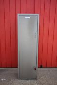 A STEEL 5 GUN SECURITY CABINET - KEYS WITH AUCTIONEER