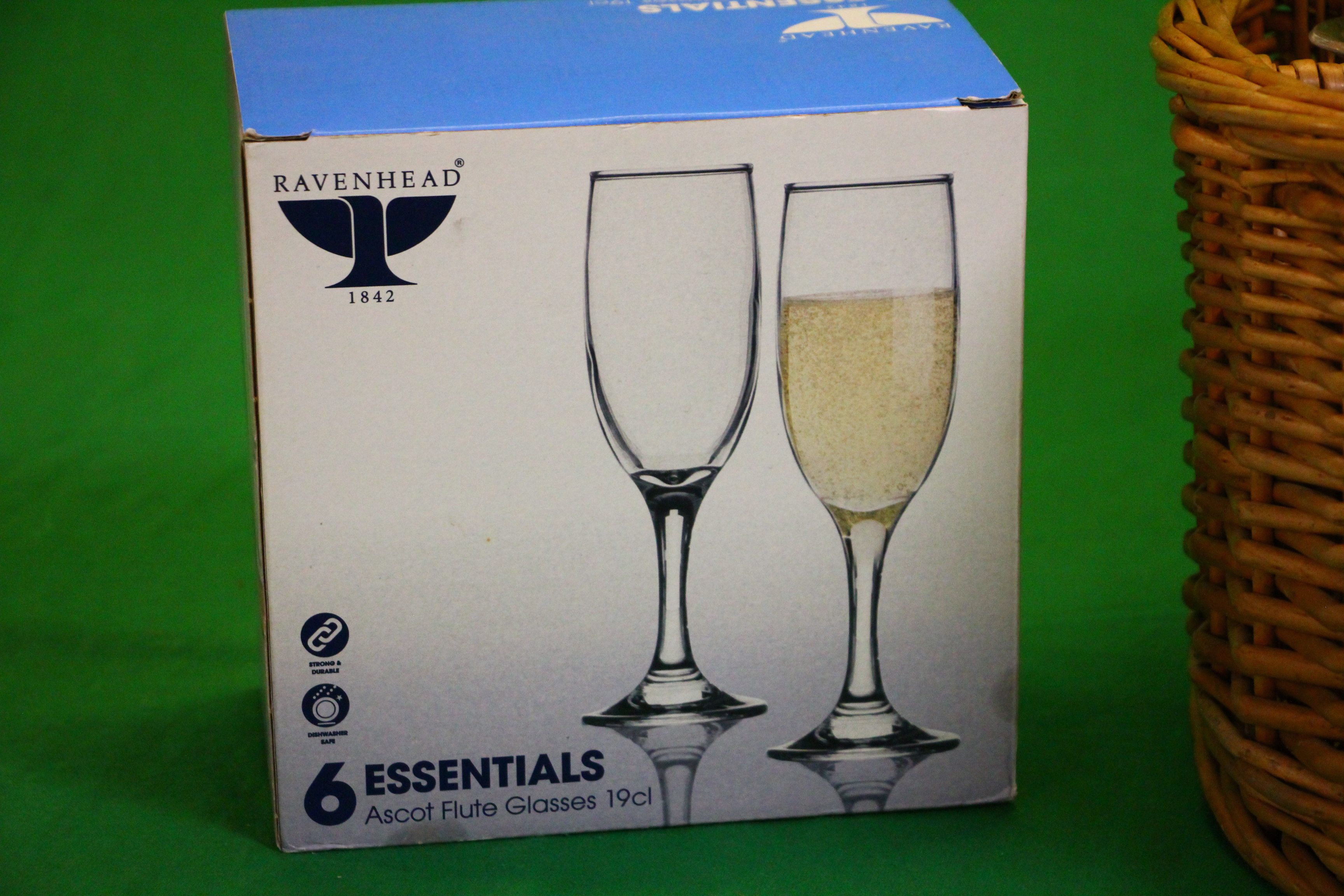 A WICKER CIRCULAR 12 GLASS BOTTLE HAMPER WITH 10 GLASSES AND 2 BOXES OF 6 AS NEW GLASSES - Image 5 of 5