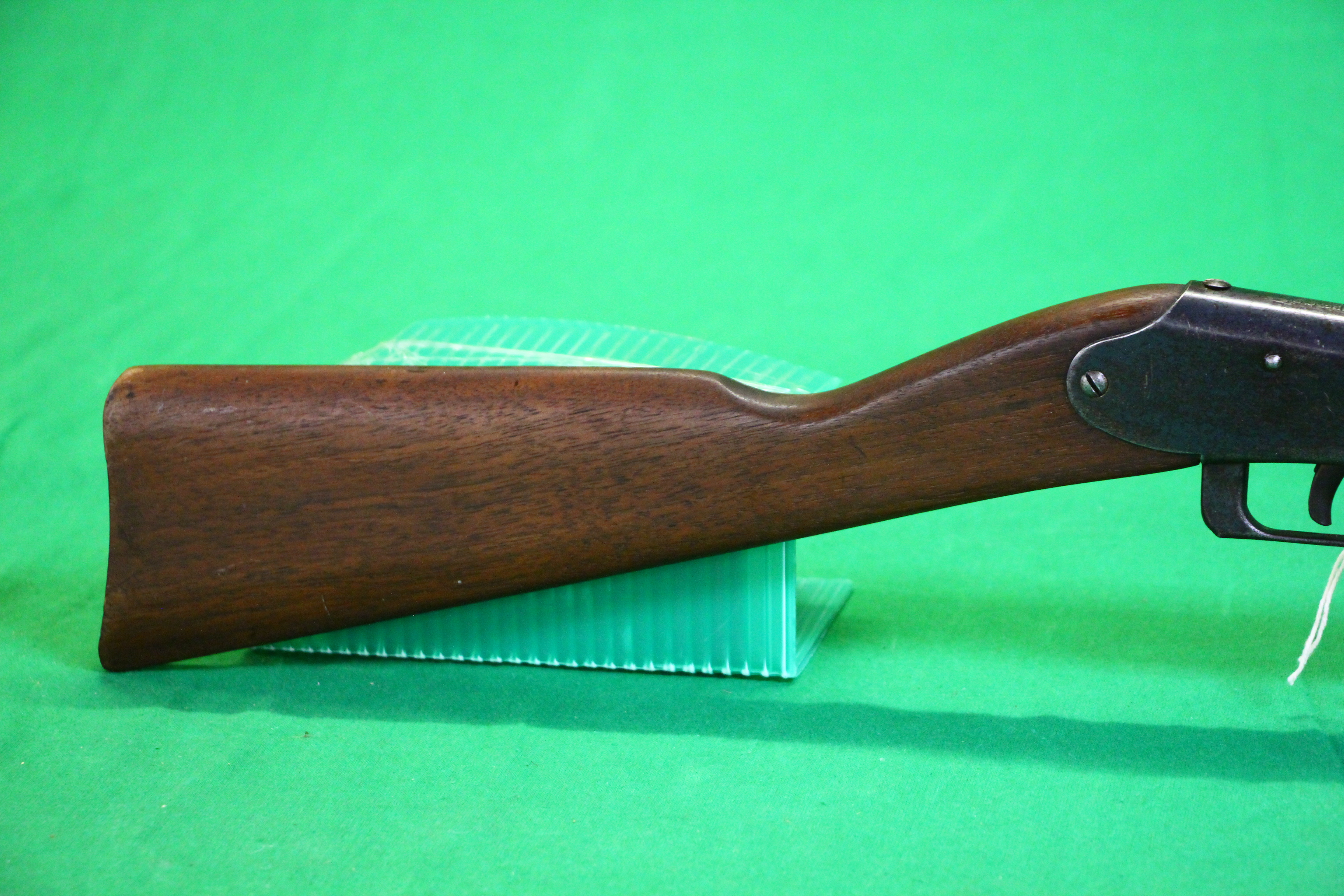A DAISY MODEL 25 PUMP ACTION AIR GUN - (ALL GUNS TO BE INSPECTED AND SERVICED BY QUALIFIED GUNSMITH - Image 4 of 8
