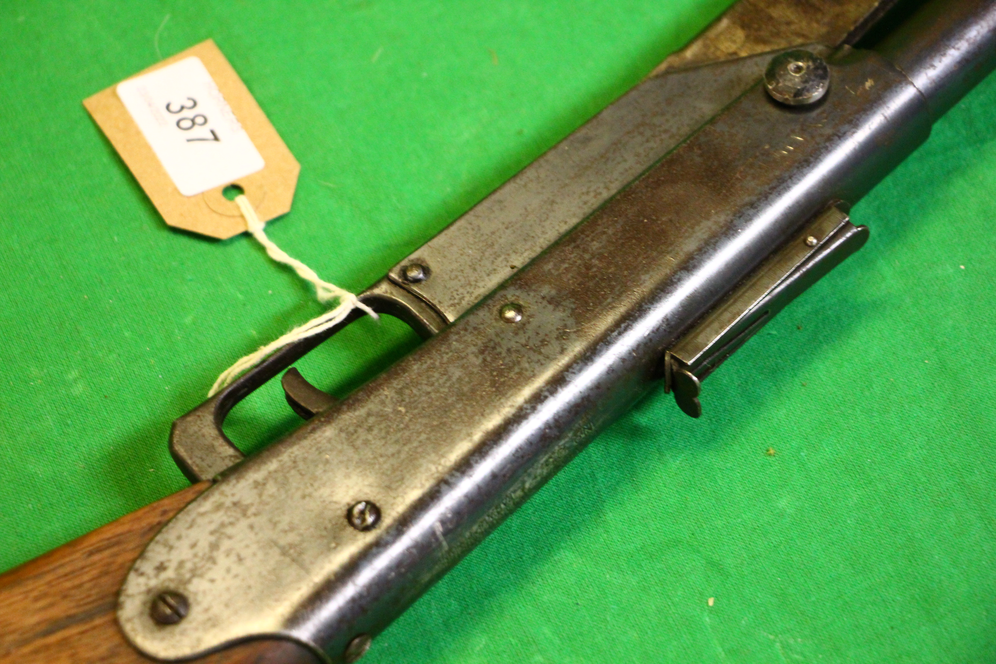 A DAISY MODEL 25 PUMP ACTION AIR GUN - (ALL GUNS TO BE INSPECTED AND SERVICED BY QUALIFIED GUNSMITH - Image 7 of 8
