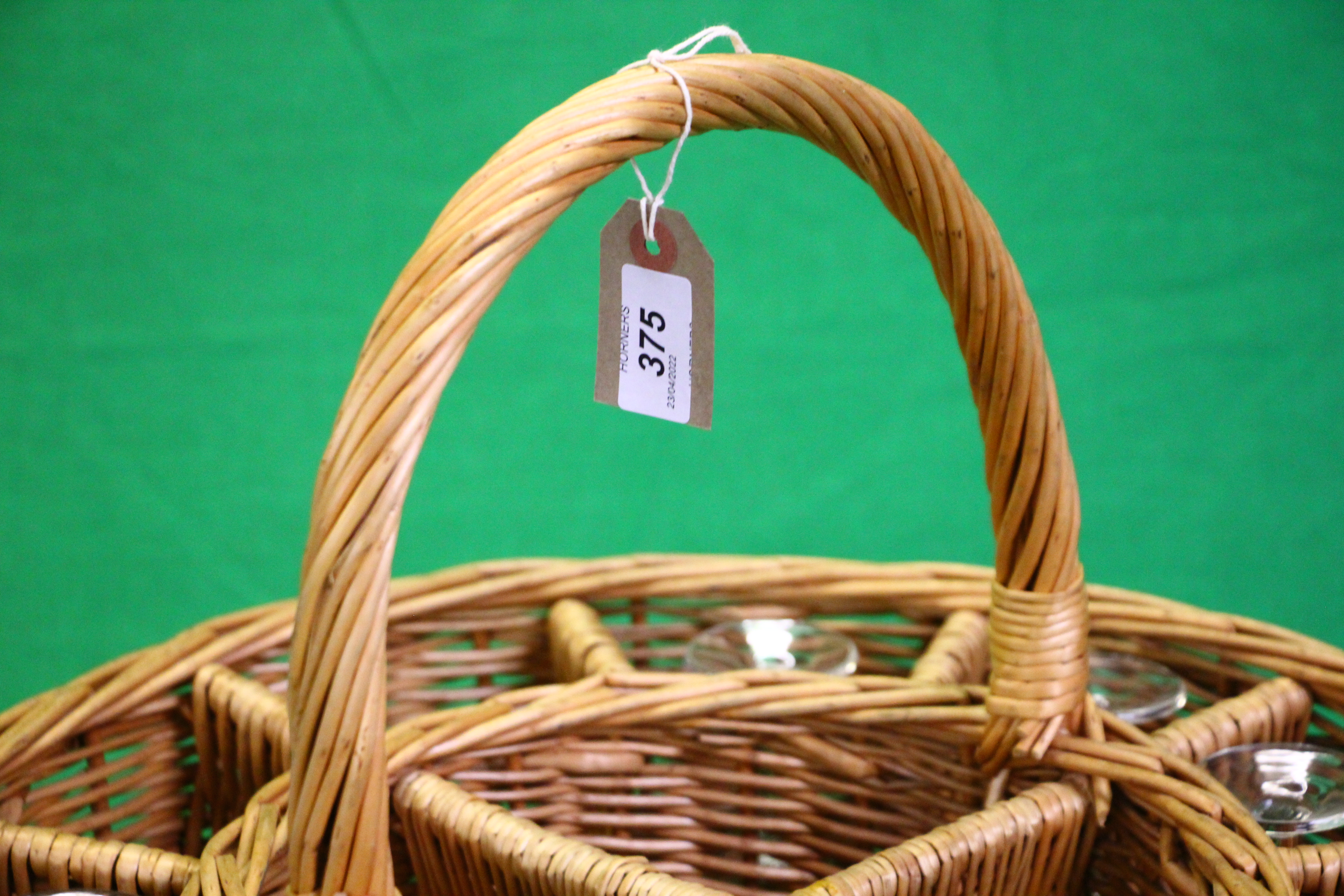 A WICKER CIRCULAR 12 GLASS BOTTLE HAMPER WITH 10 GLASSES AND 2 BOXES OF 6 AS NEW GLASSES - Image 3 of 5