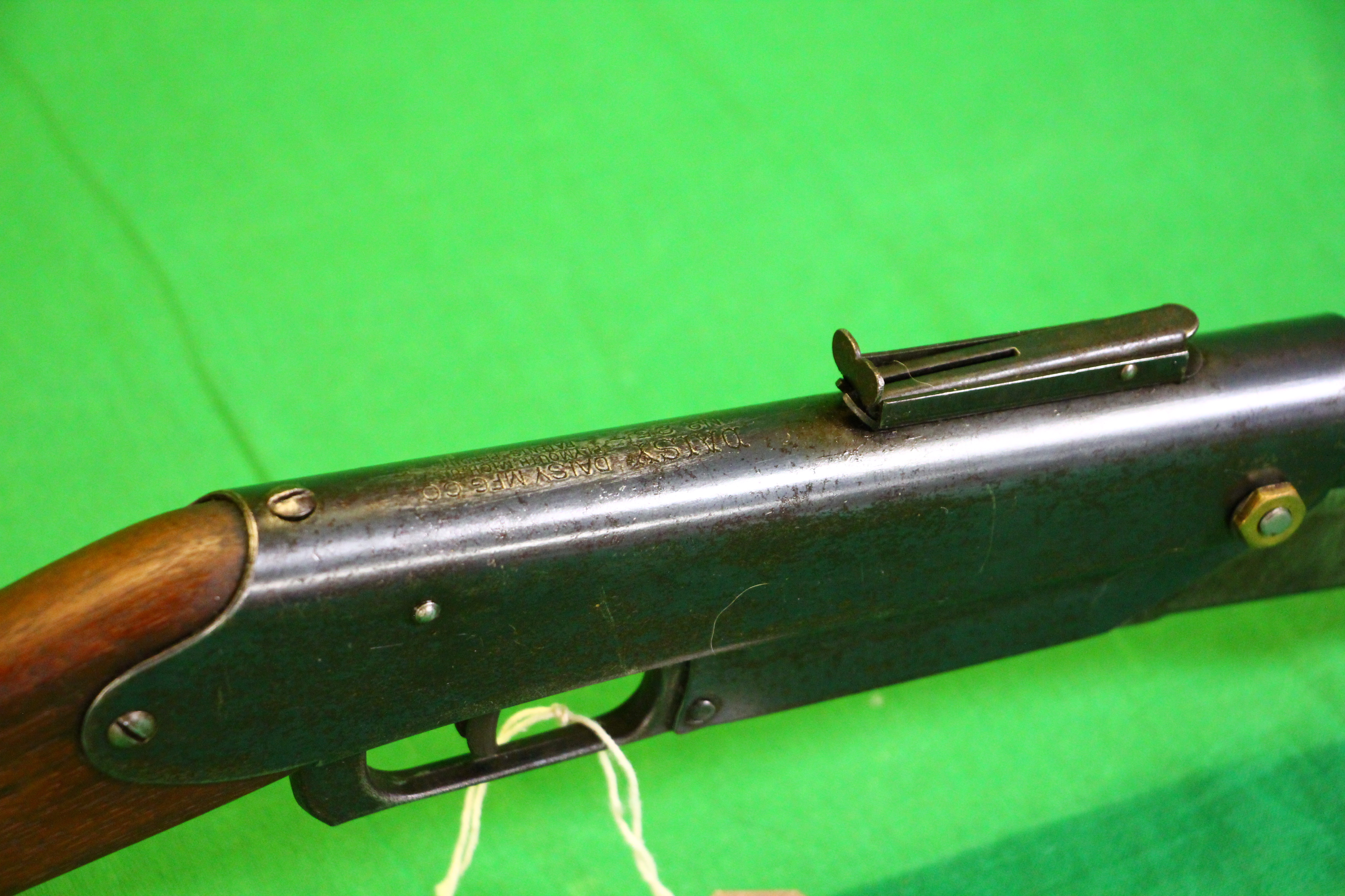 A DAISY MODEL 25 PUMP ACTION AIR GUN - (ALL GUNS TO BE INSPECTED AND SERVICED BY QUALIFIED GUNSMITH - Image 6 of 8