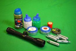 COLLECTION OF AIR GUN ACCESSORIES TO INCLUDE SMK 4X32 SCOPE, 2 TINS OF SMK SPITFIRE PELLETS,