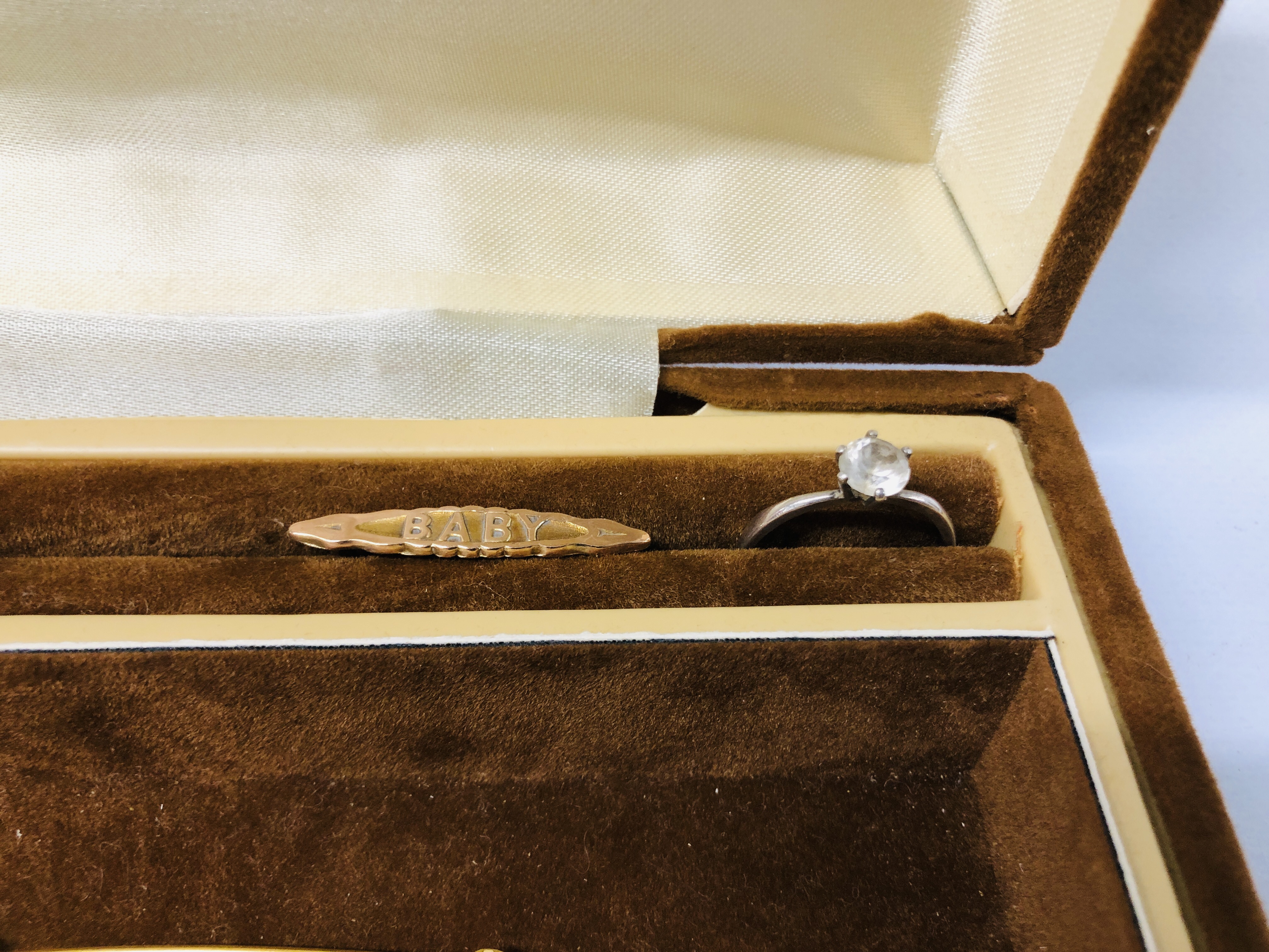 JEWELLERY BOX CONTAINING GOLD AND SILVER RINGS, - Image 8 of 16