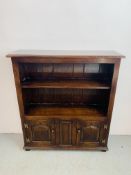 A GOOD QUALITY REPRODUCTION SOLID OAK ANTIQUE EFFECT TWO TIER BOOKSHELF WITH CABINET BASE - W 96CM.