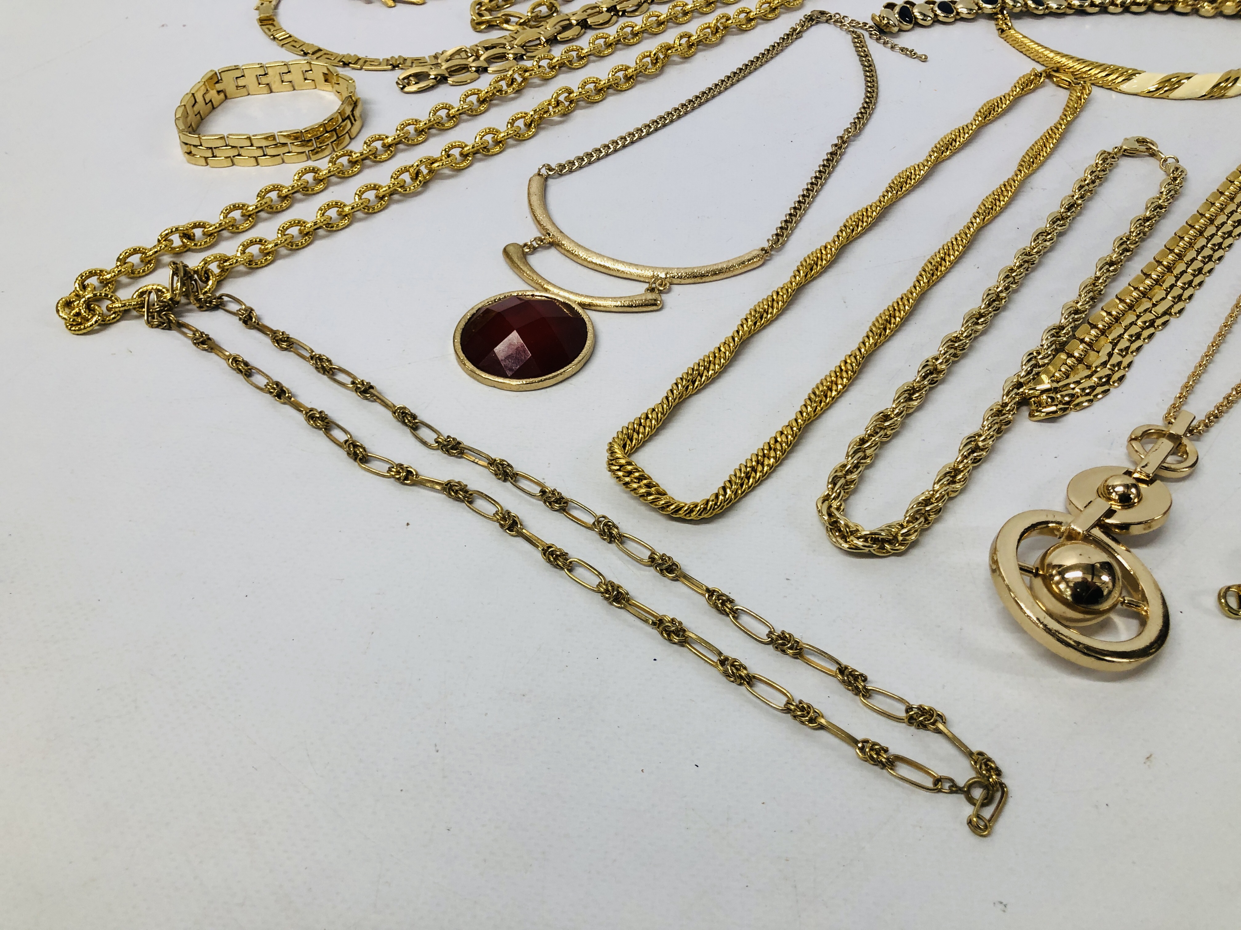 COLLECTION OF DESIGNER COSTUMER JEWELLERY, NECKLACES OF GOLD COLOUR VARIOUS DESIGNS AND LENGTH. - Image 6 of 6