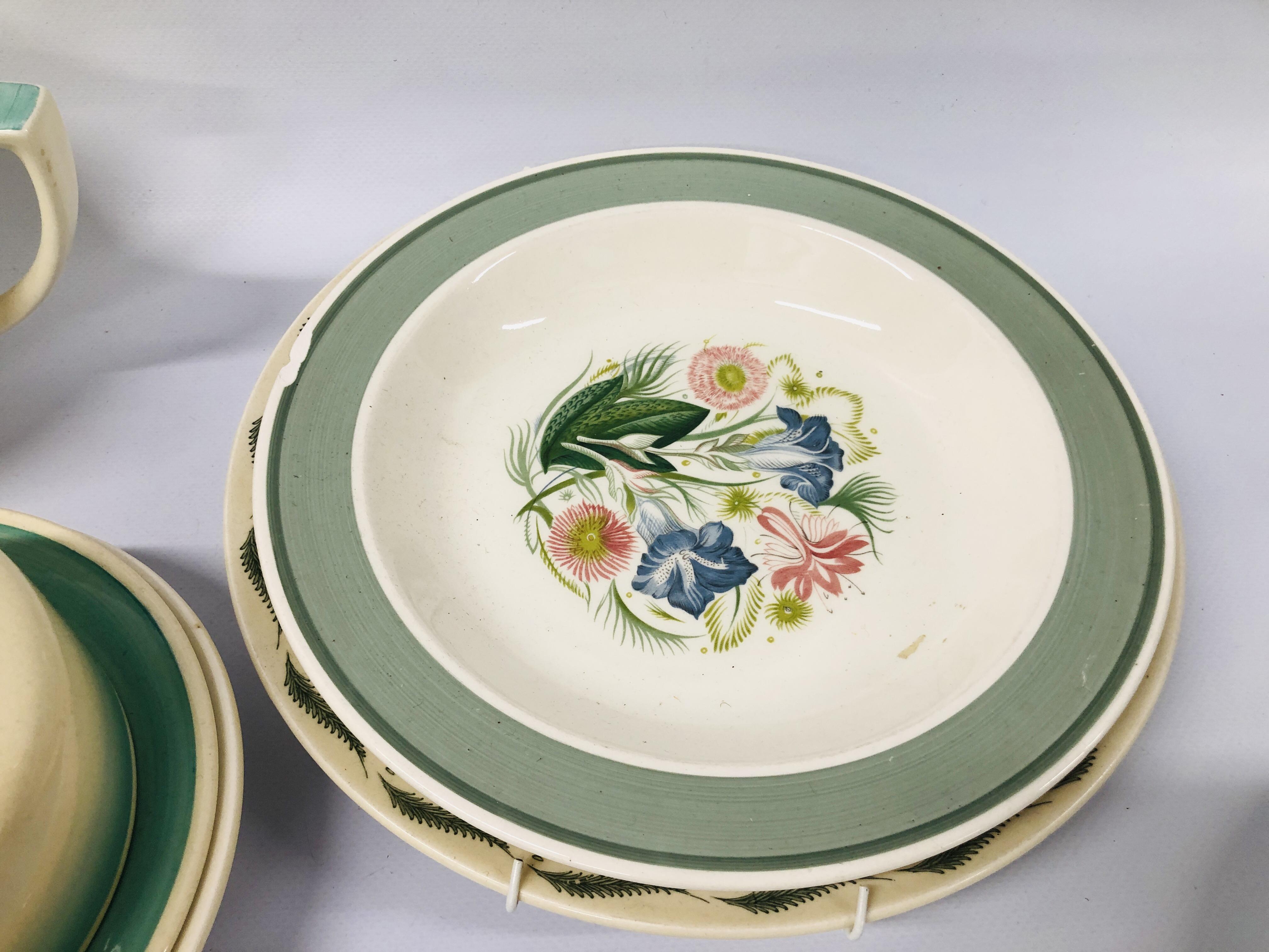 COLLECTION OF SUSIE COOPER TEA AND DINNERWARE - Image 11 of 20