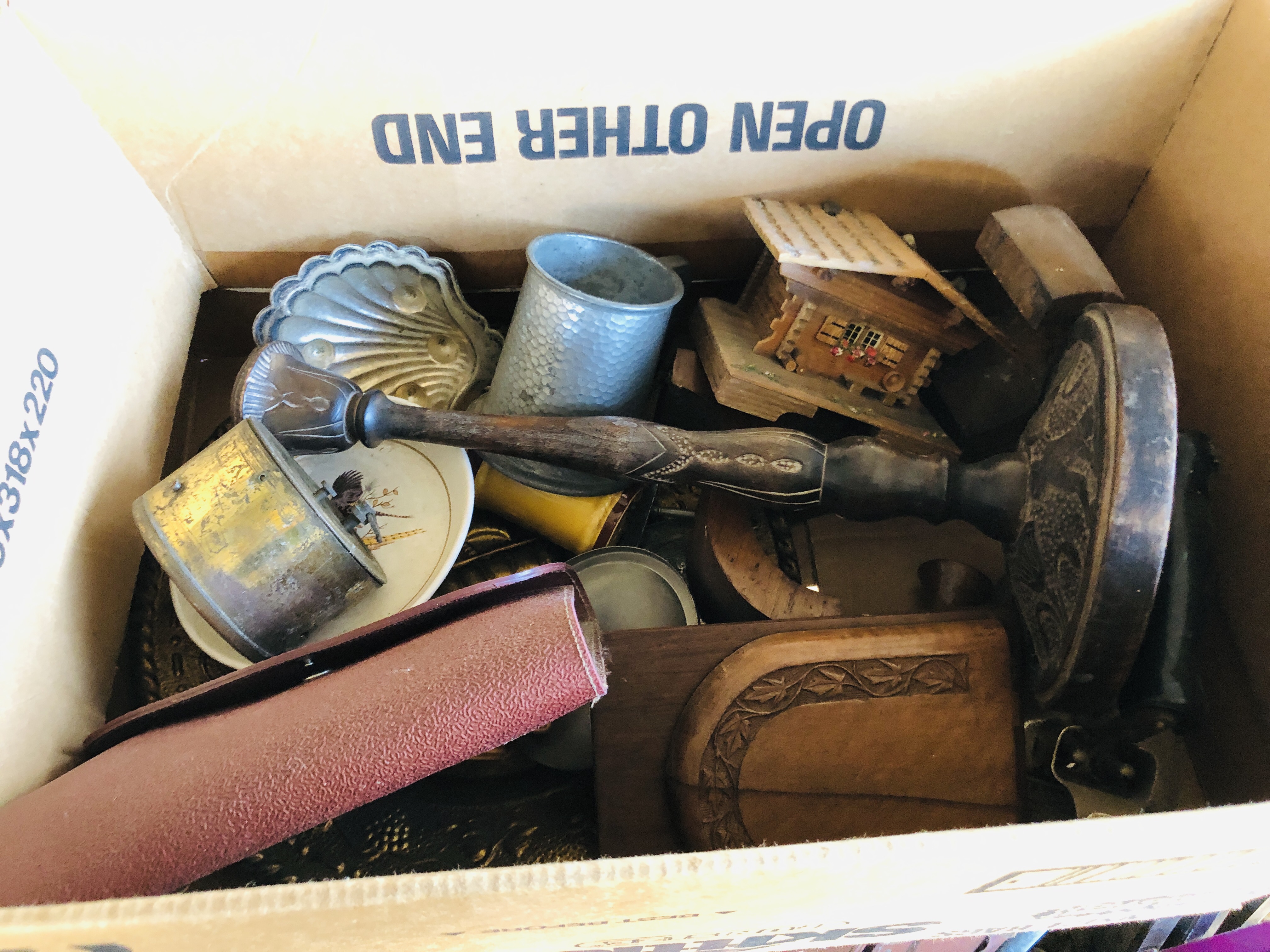 10 BOXES OF ASSORTED HOUSEHOLD AND VINTAGE EFFECTS TO INCLUDE TABLEWARES, GLASSWARES, - Image 16 of 17