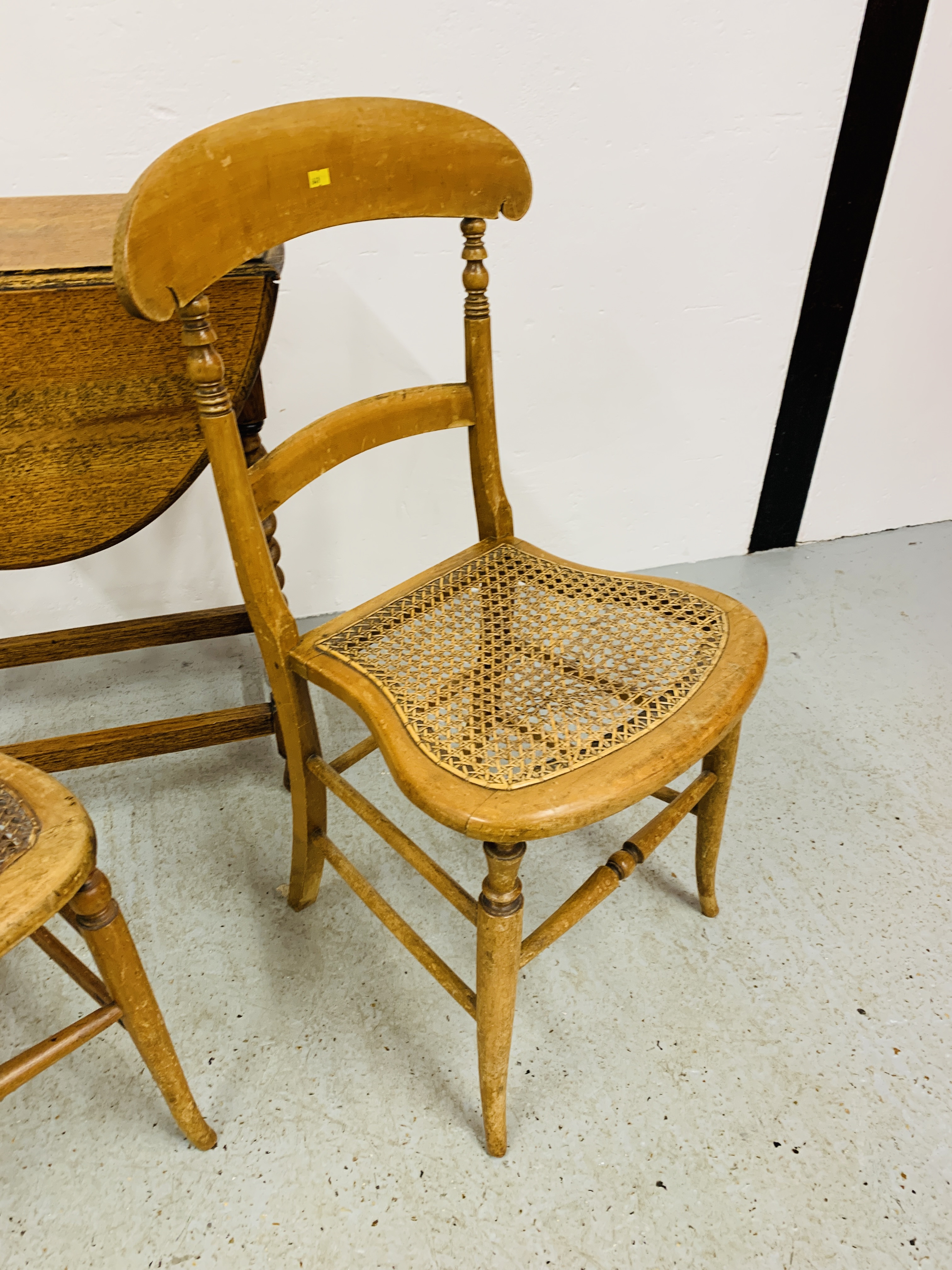 A SMALL OAK BARLEY TWIST DETAILED DROP FLAP OCCASIONAL TABLE, - Image 3 of 8