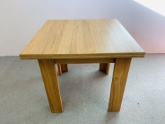 A MODERN LIGHT OAK EFFECT DINING TABLE WITH FOLDING EXTENDABLE TOP - 92CM X 92CM (EXTENDED 92CM X