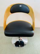 A MODERN FAUX LEATHER AND WOOD FRAMED CAPTAIN STYLE PEDESTAL SWIVEL CHAIR