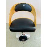 A MODERN FAUX LEATHER AND WOOD FRAMED CAPTAIN STYLE PEDESTAL SWIVEL CHAIR