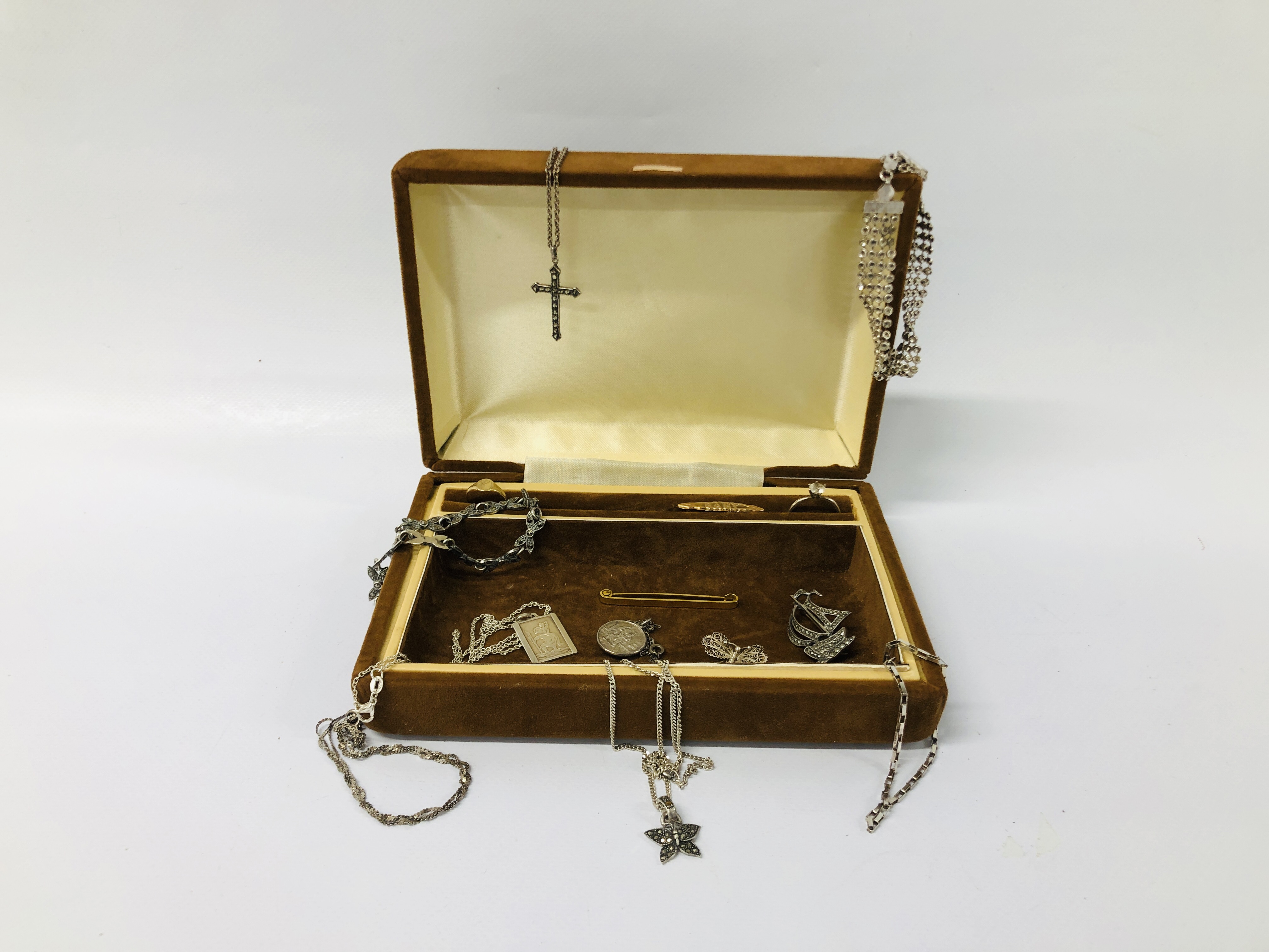 JEWELLERY BOX CONTAINING GOLD AND SILVER RINGS,
