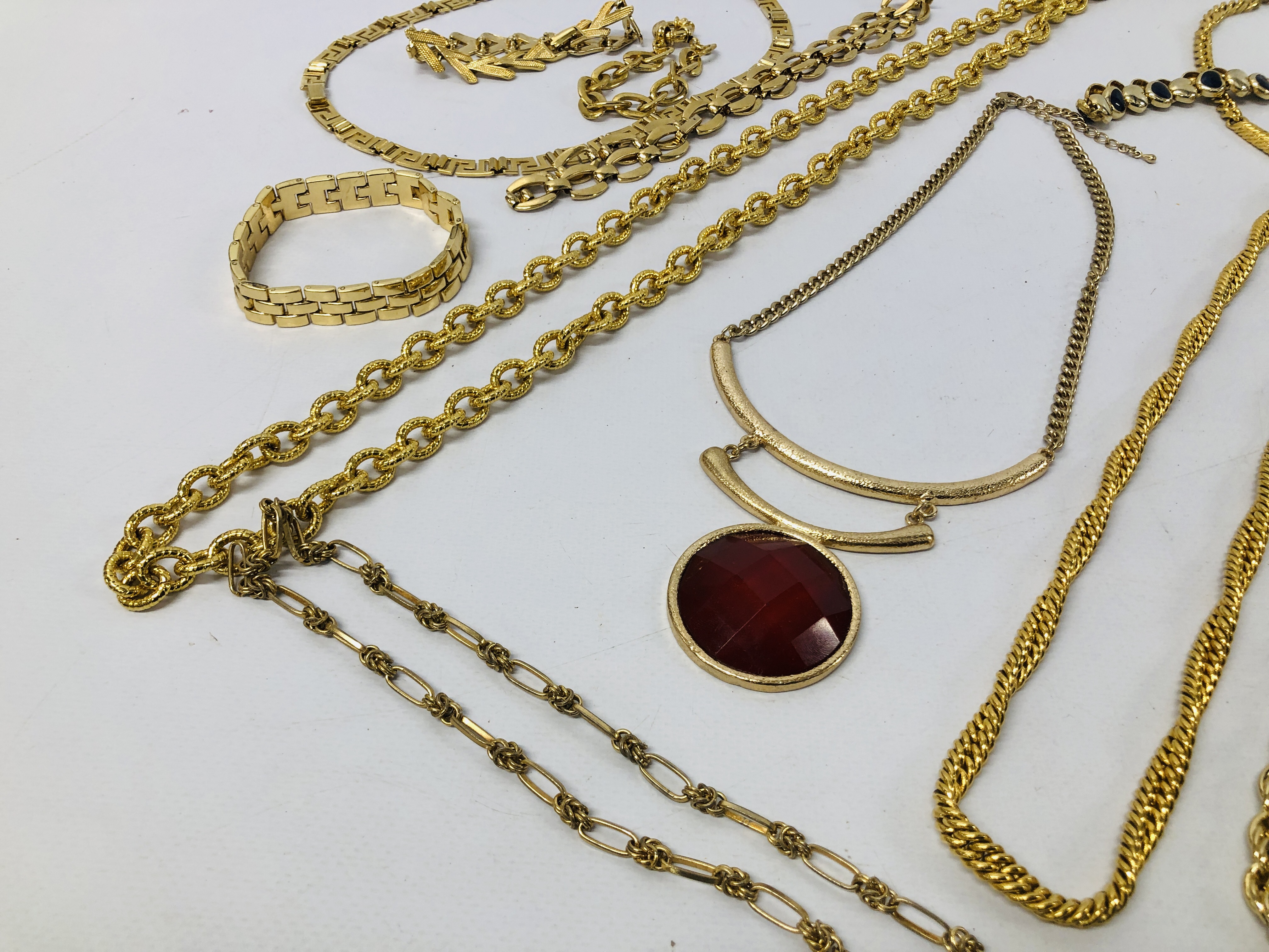 COLLECTION OF DESIGNER COSTUMER JEWELLERY, NECKLACES OF GOLD COLOUR VARIOUS DESIGNS AND LENGTH. - Image 5 of 6