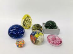 COLLECTION OF 7 ART GLASS PAPERWEIGHTS.