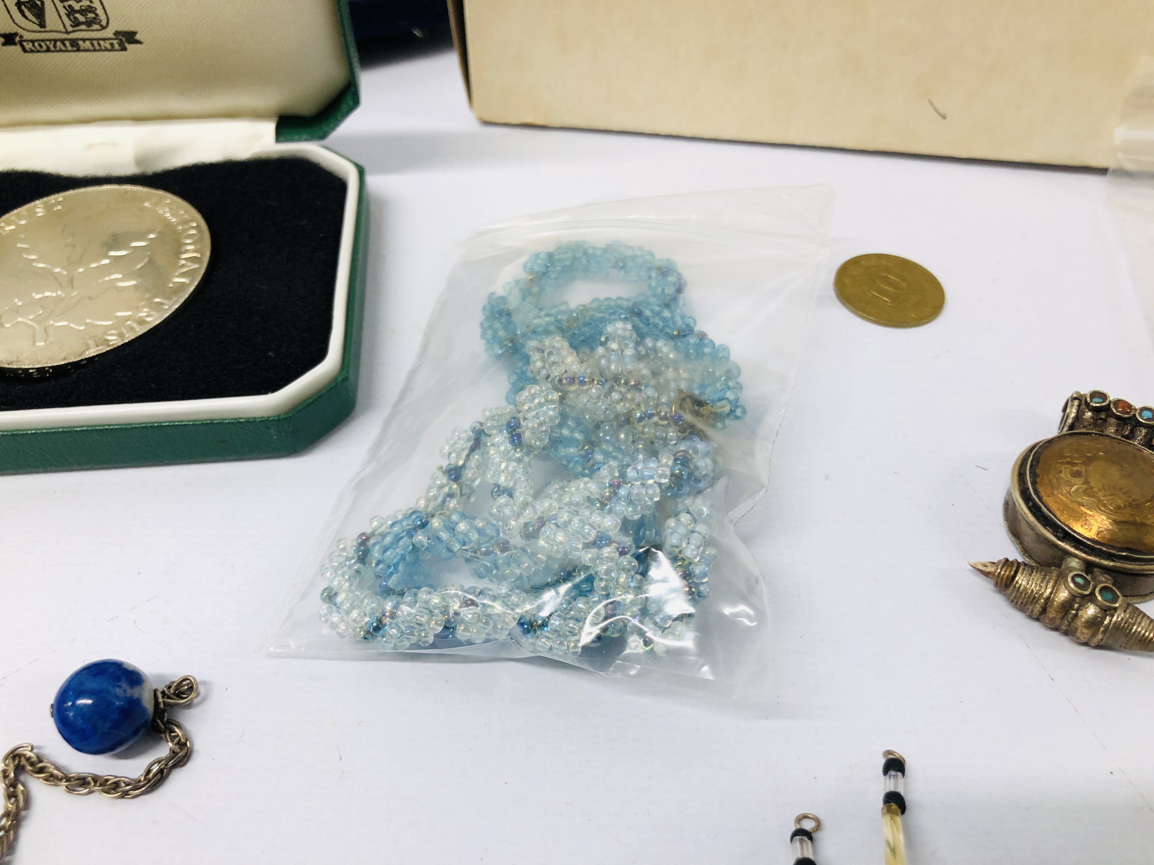 BOX OF VINTAGE COSTUME JEWELLERY AND WATCHES TO INCLUDE A BEADED SPIDER, BADGES, - Image 12 of 19