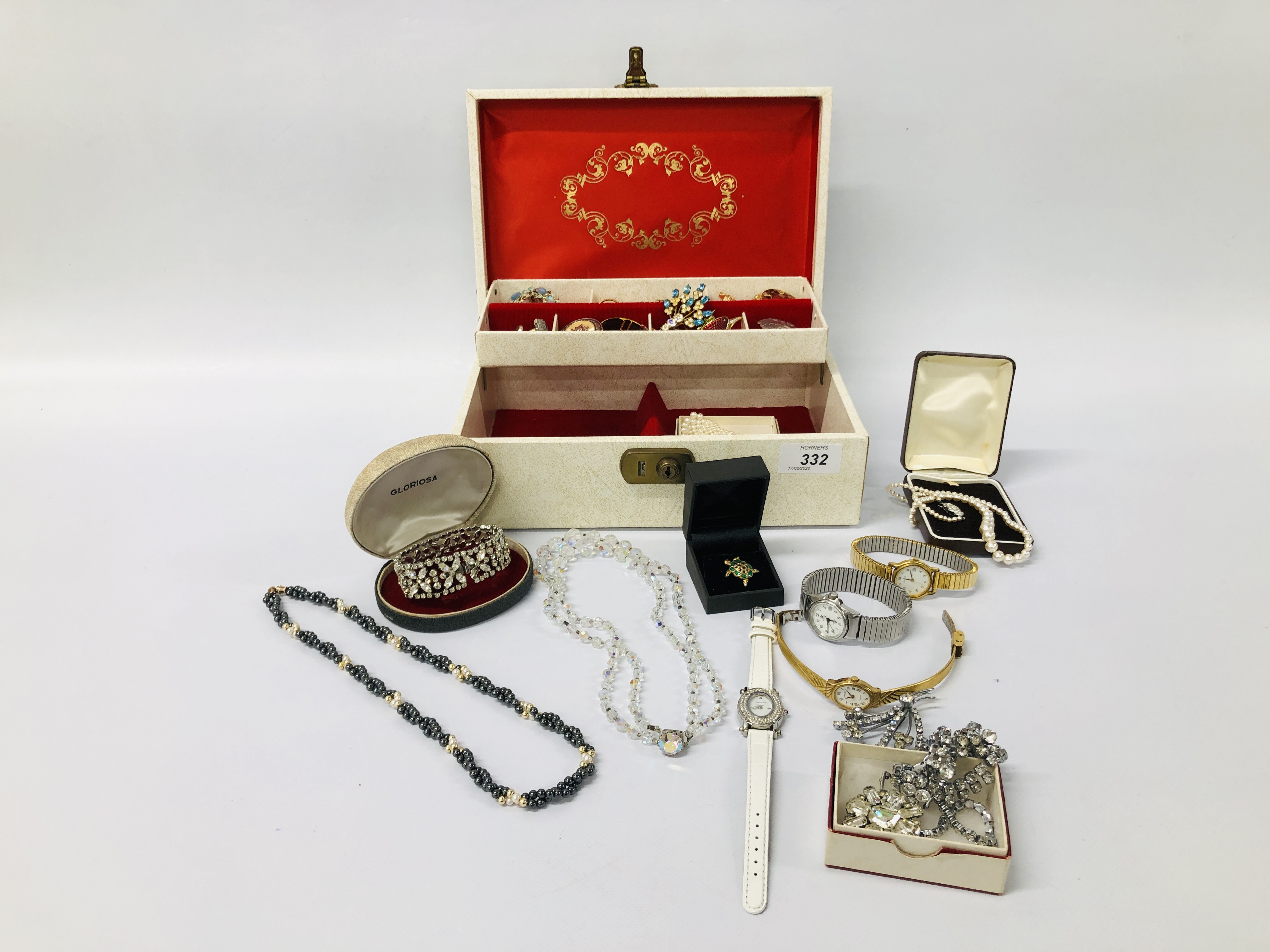 JEWELLERY BOX AND CONTENTS TO INCLUDE COSTUME JEWELLERY, BROOCHES, GLASS BEADED NECKLACES,