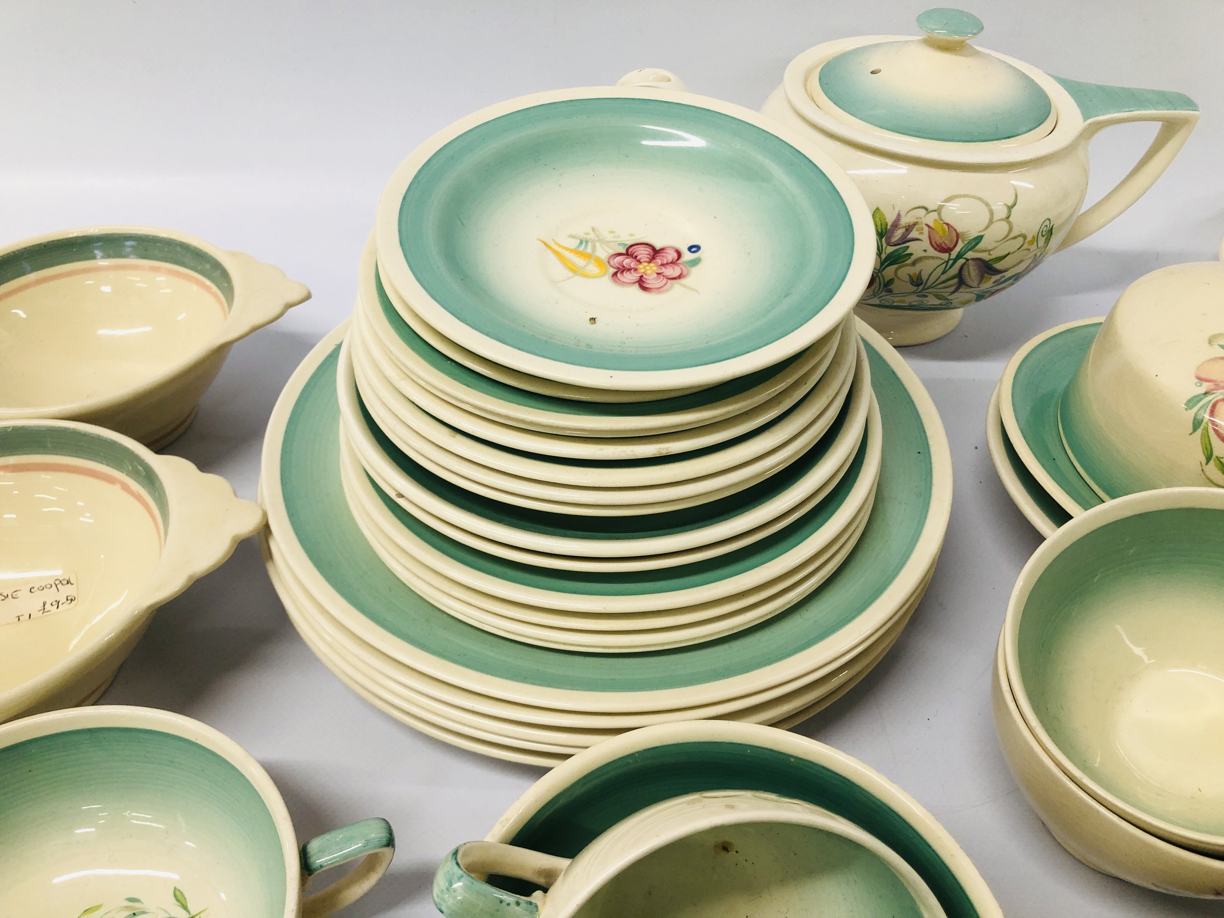 COLLECTION OF SUSIE COOPER TEA AND DINNERWARE - Image 15 of 20