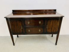 A REPRODUCTION MAHOGANY 2 DRAWER 2 DOOR SIDEBOARD ON REEDED LEG AND DECORATIVE BRASS HANDLES