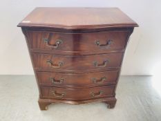 A SMALL REPRODUCTION MAHOGANY SERPENTINE FRONTED FOUR DRAWER CHEST ON BRACKET FOOT - W 63CM. D 39CM.