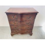 A SMALL REPRODUCTION MAHOGANY SERPENTINE FRONTED FOUR DRAWER CHEST ON BRACKET FOOT - W 63CM. D 39CM.