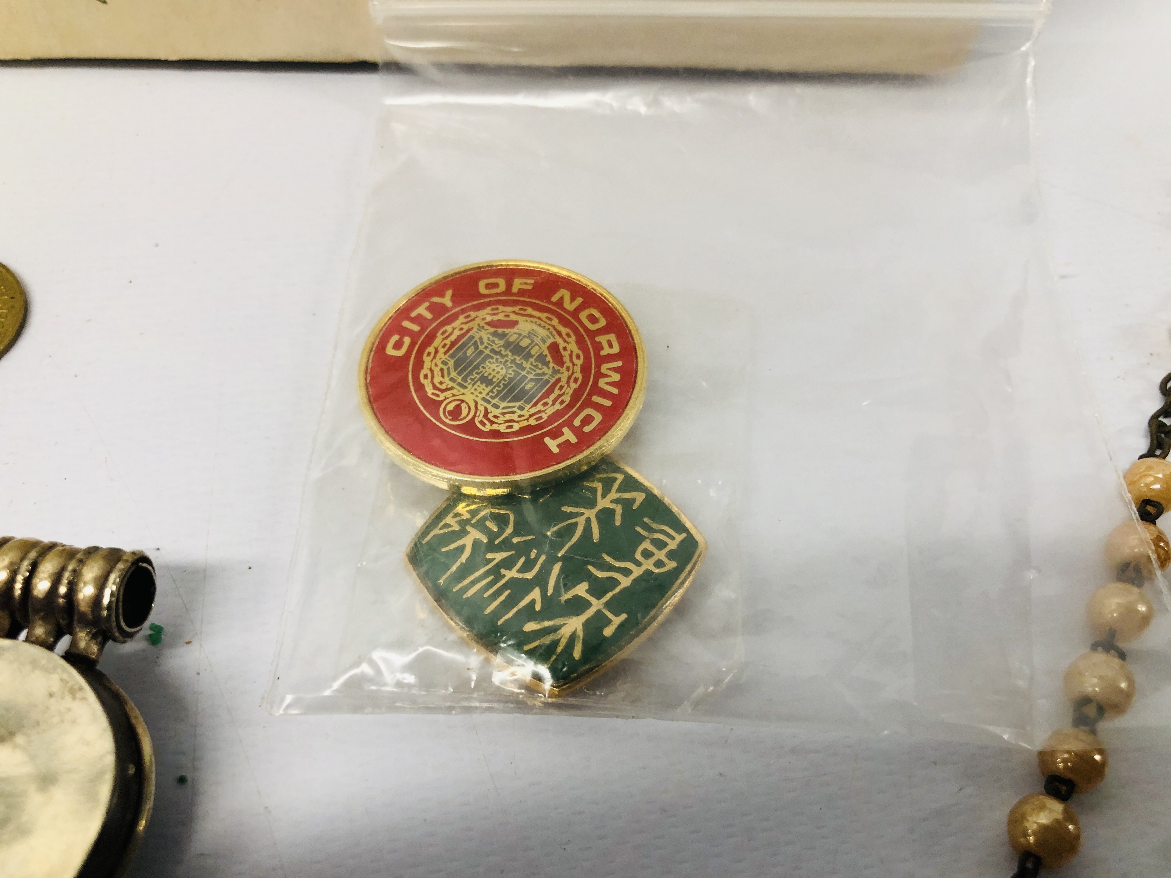 BOX OF VINTAGE COSTUME JEWELLERY AND WATCHES TO INCLUDE A BEADED SPIDER, BADGES, - Image 15 of 19