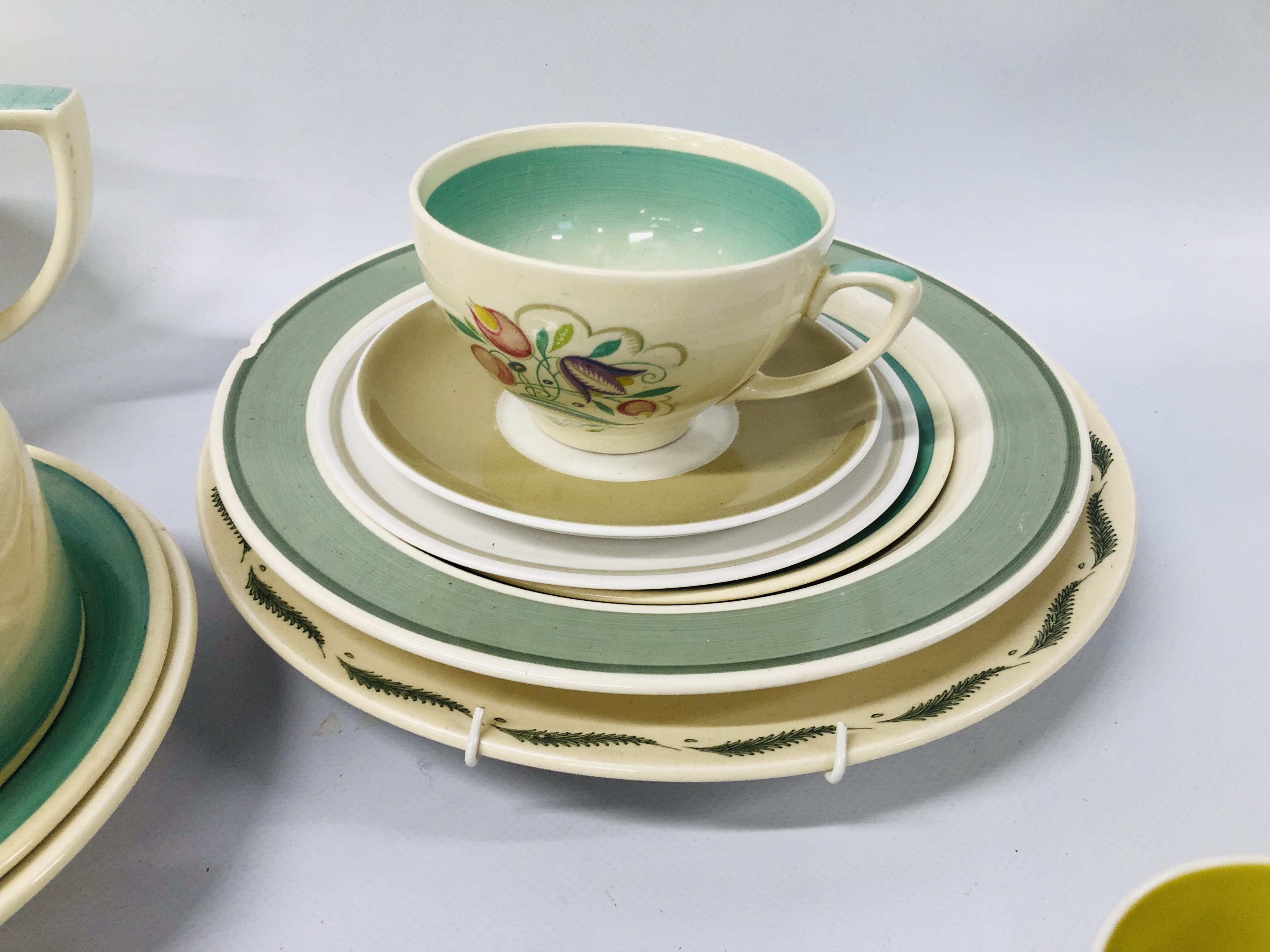 COLLECTION OF SUSIE COOPER TEA AND DINNERWARE - Image 8 of 20