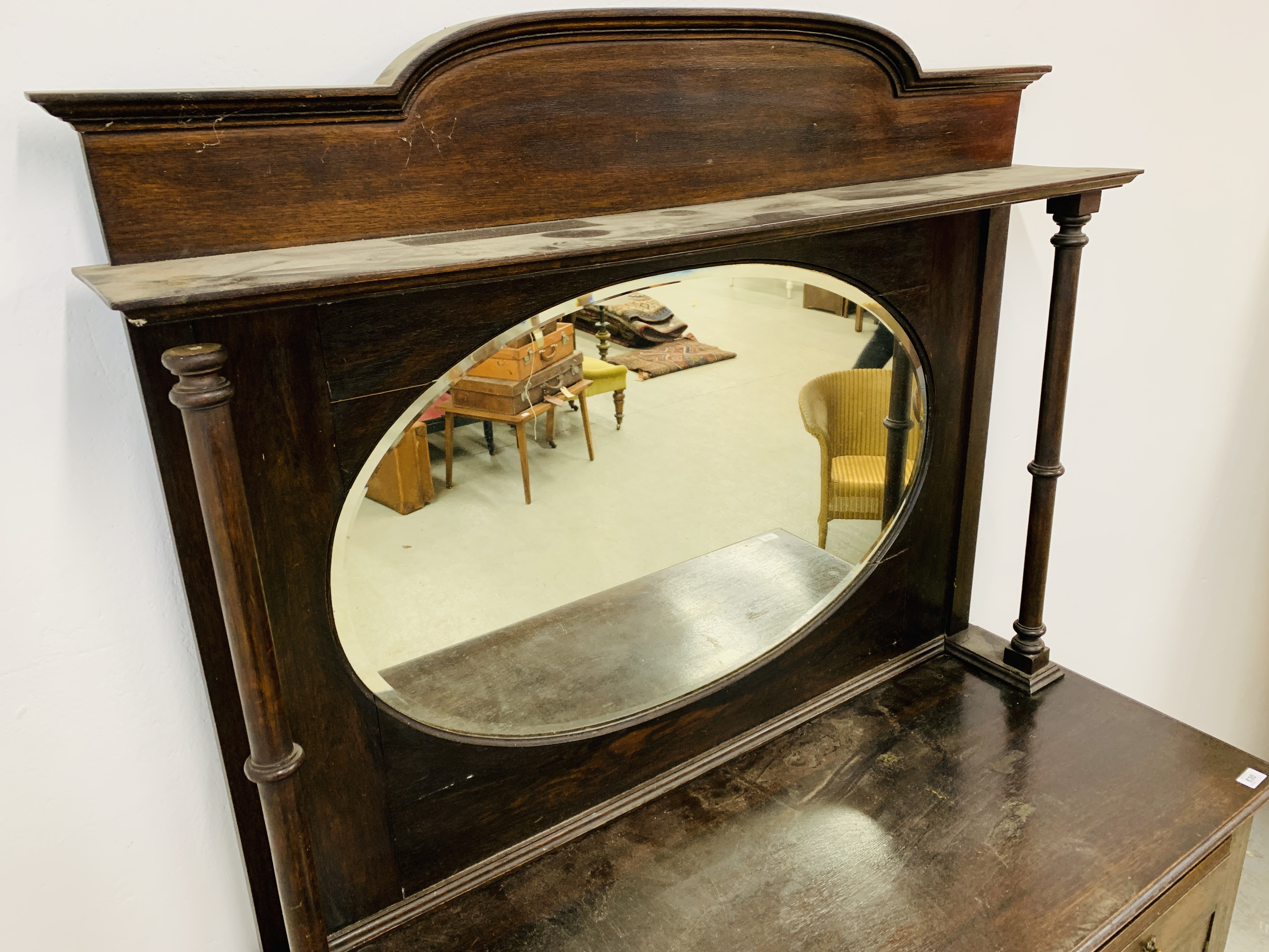 AN OAK 2 DRAWER, 2 DOOR DRESSER WITH MIRROR BACK AND SHELF UPSTAND ON 2 COLUMN SUPPORTS. - Image 5 of 7