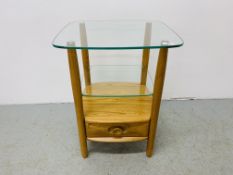 A MODERN ERCOL WINDSOR GLASS TOP LAMP TABLE WITH SINGLE DRAWER AND ADJUSTABLE SHELF