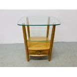 A MODERN ERCOL WINDSOR GLASS TOP LAMP TABLE WITH SINGLE DRAWER AND ADJUSTABLE SHELF