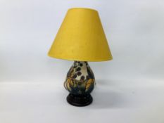 A MOORCROFT TABLE LAMP BRAMBLE PATTERN WITH YELLOW SHADE - OVERALL HEIGHT 40CM.