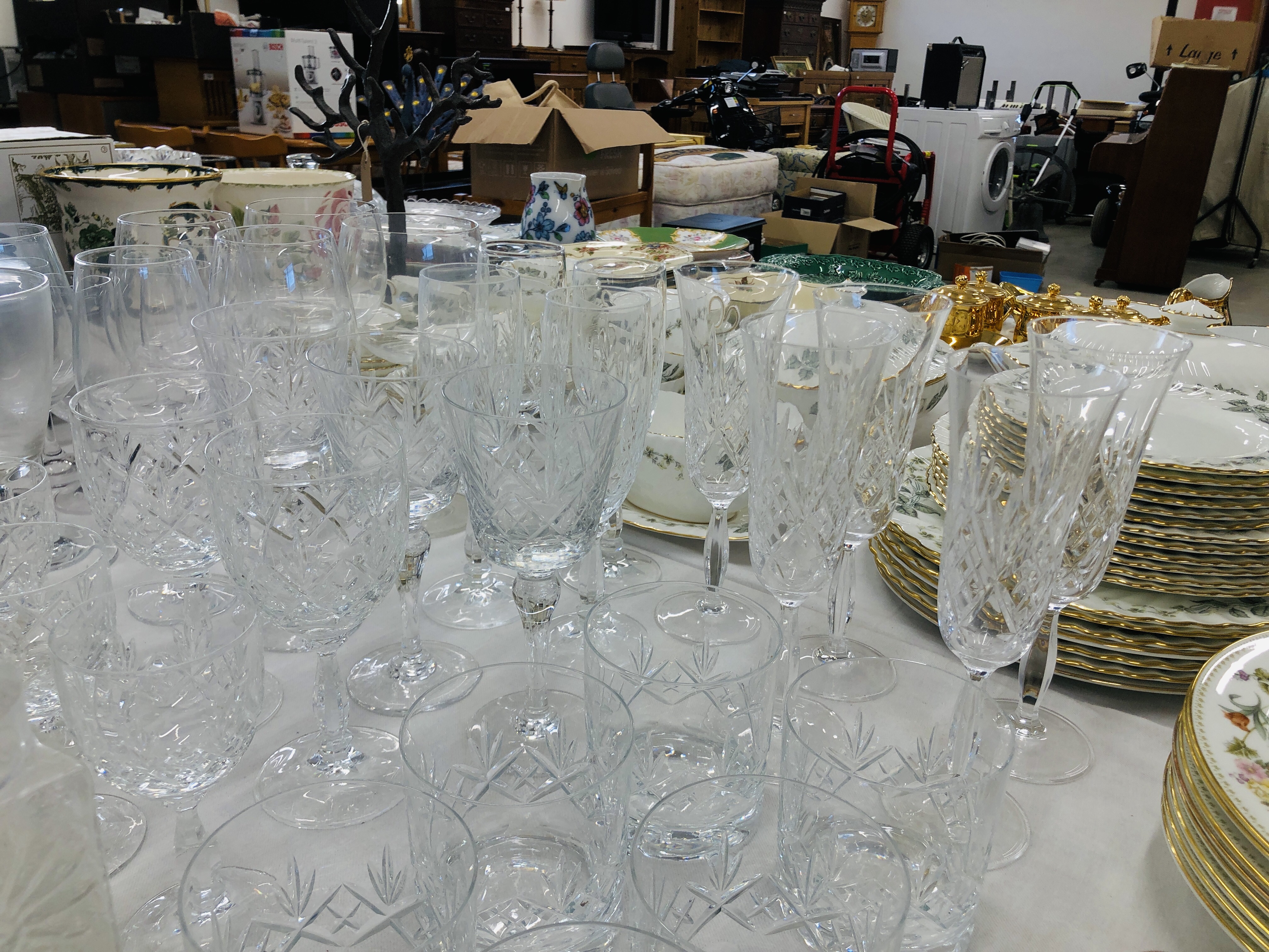LARGE QUANTITY OF GOOD QUALITY DRINKING GLASSES TO INCLUDE A WATERFORDS WHISKY BALLOON & LIQUEUR - Image 3 of 4