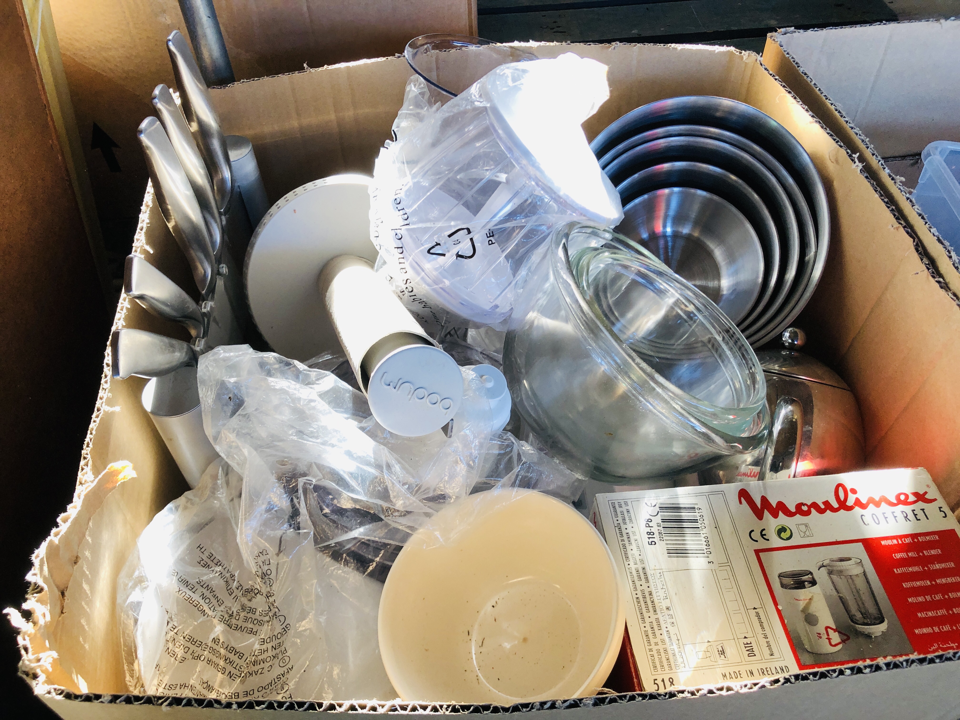 SEVEN BOXES OF ASSORTED KITCHENWARE TO INCLUDE CUTLERY, KNIVES, PANS, SCALES, PYREX, - Image 2 of 9