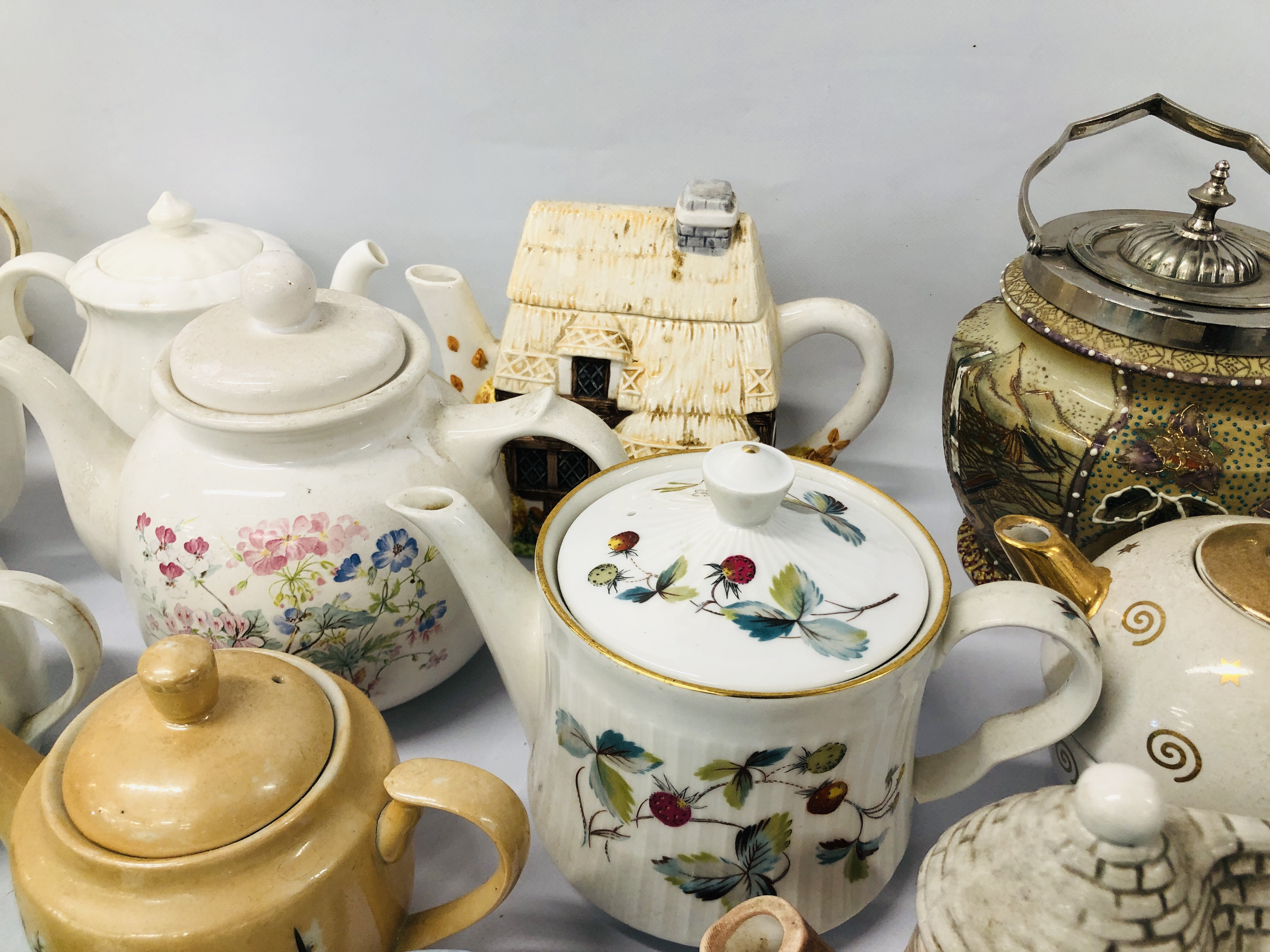 COLLECTION OF DECORATIVE TEAPOTS 12 APPROX TO INCLUDE ROYAL WORCESTER, - Image 5 of 8