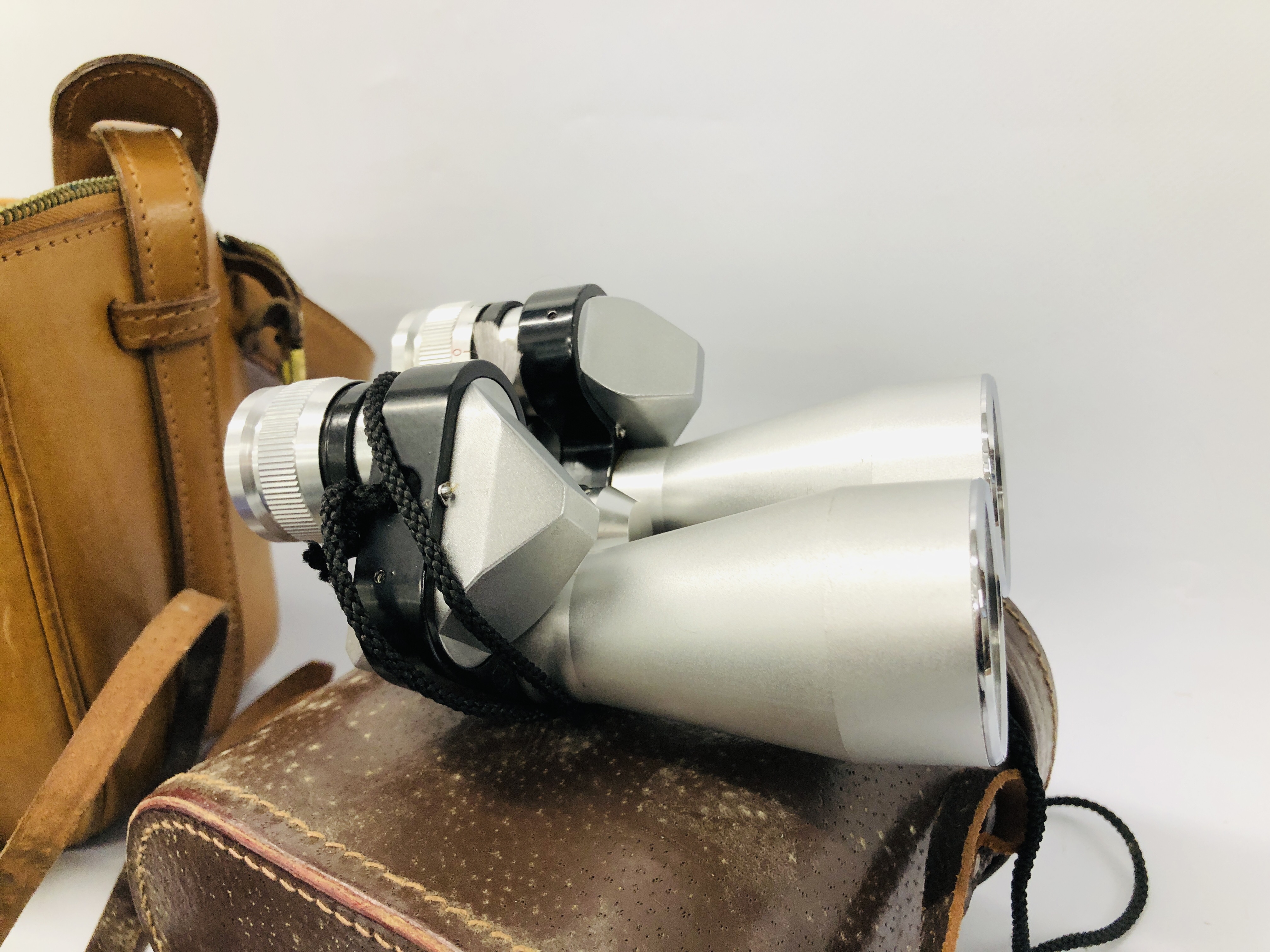 PAIR OF VINTAGE SAVOY TOKYO WIDE ANGLE 10 X 40 BINOCULARS IN BROWN LEATHER CASE NO. - Image 11 of 11