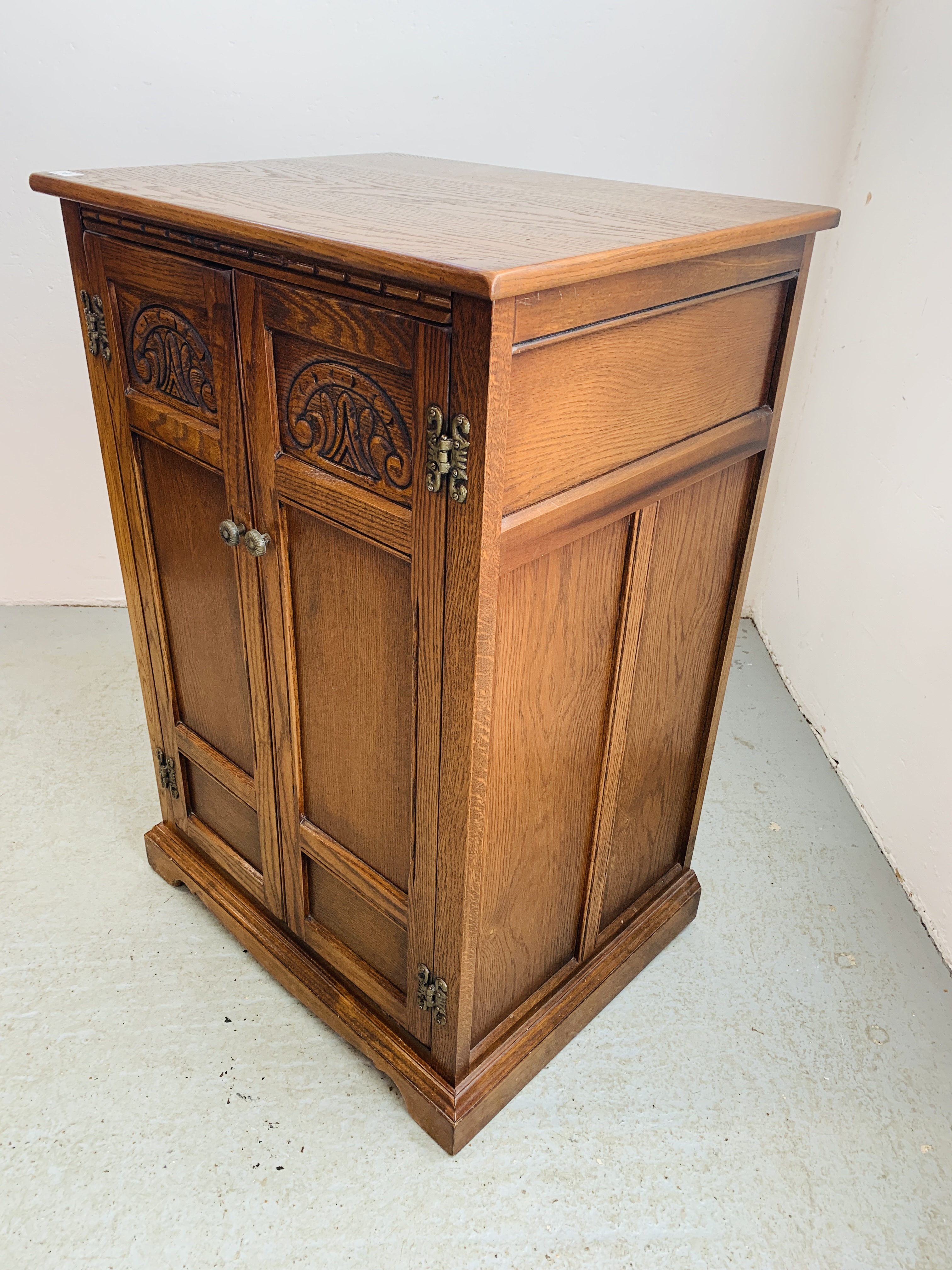 AN OLD CHARM STYLE TWO DOOR CABINET WITH SHELVED INTERIOR AND HINGED TOP - W 62CM. D 49CM. H 94CM. - Image 4 of 7