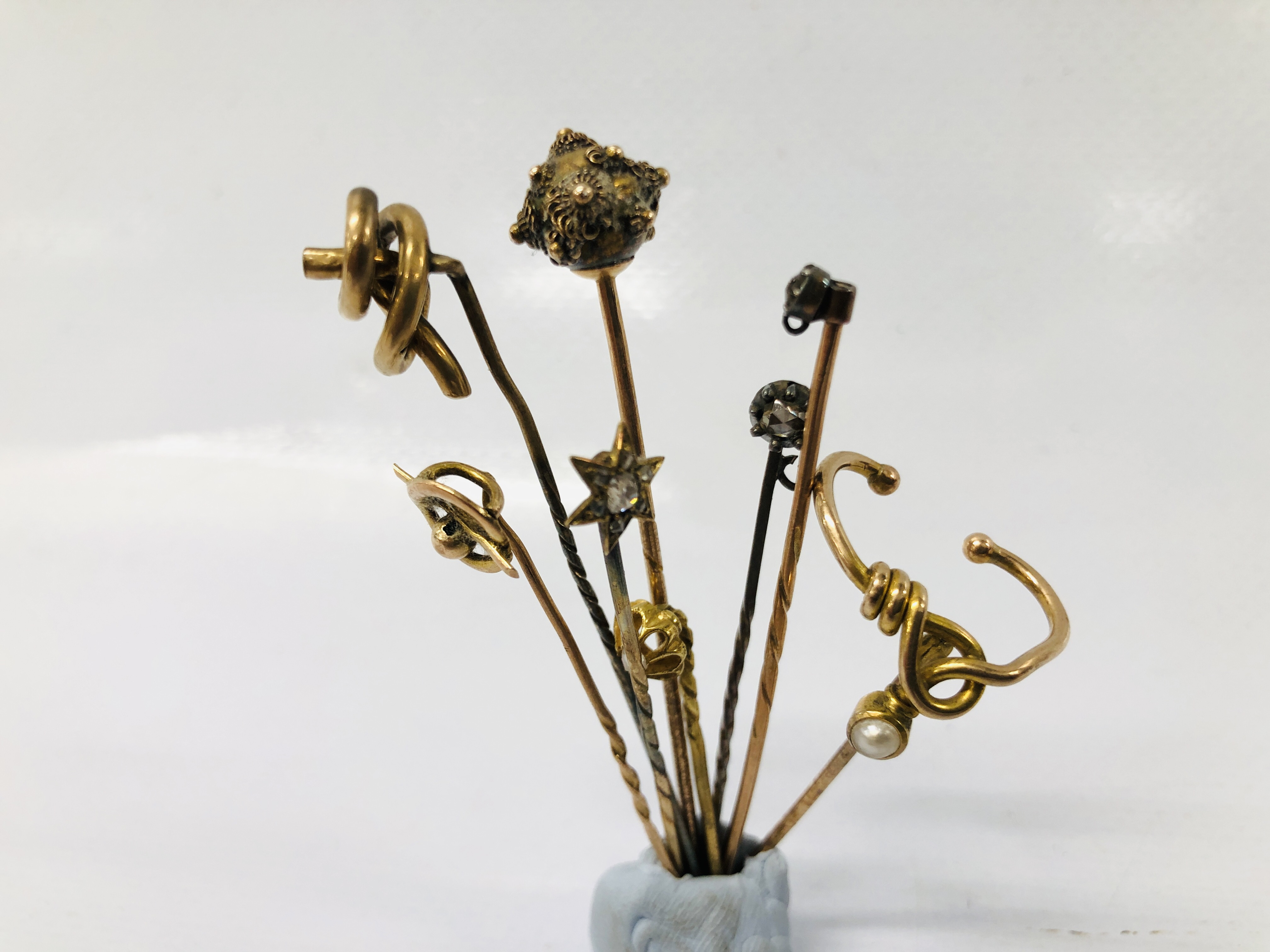 4 X VINTAGE YELLOW METAL STICK PINS ALONG WITH A FURTHER 4 DIAMOND SET STICK PINS - Image 2 of 4