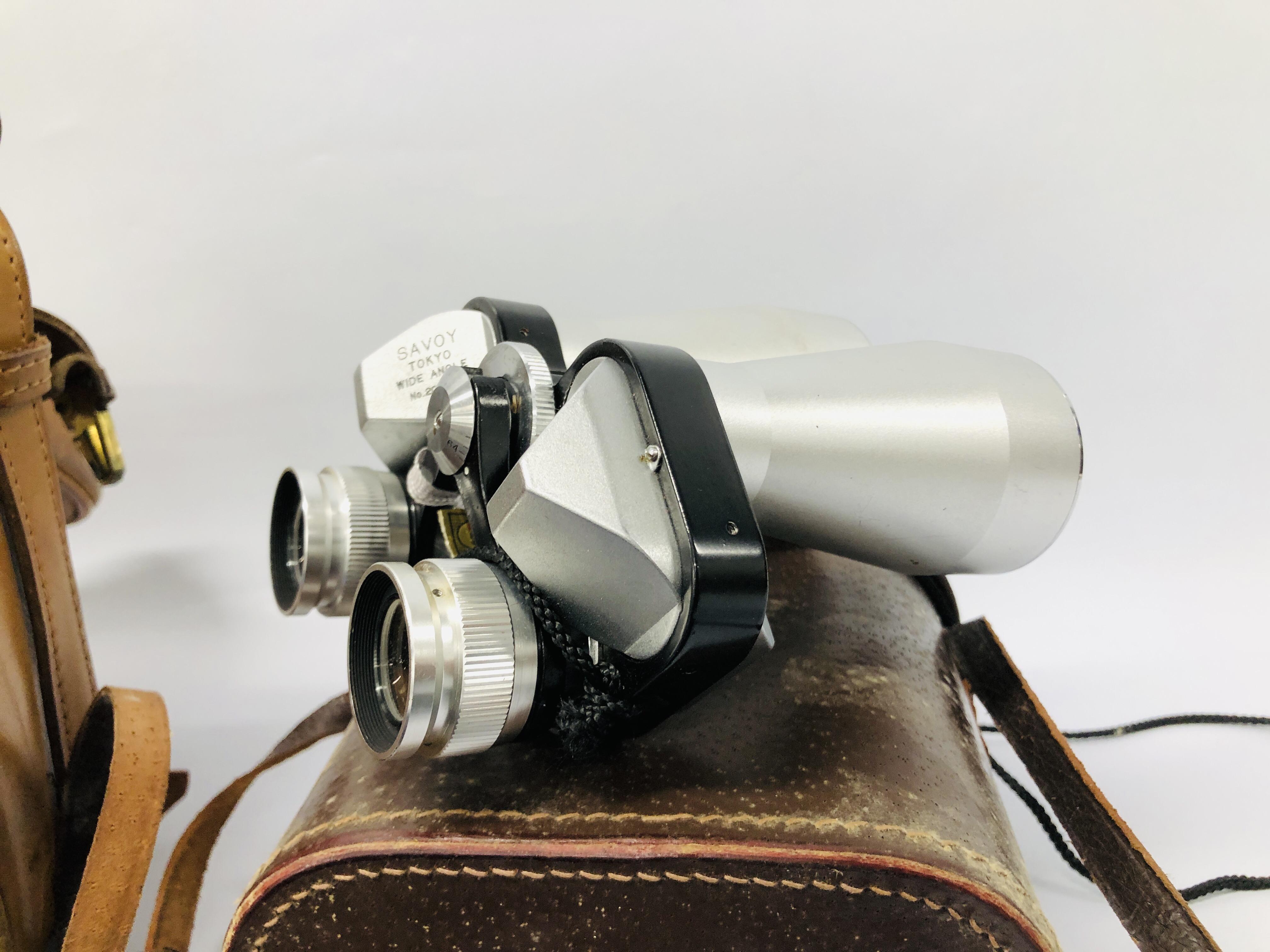 PAIR OF VINTAGE SAVOY TOKYO WIDE ANGLE 10 X 40 BINOCULARS IN BROWN LEATHER CASE NO. - Image 10 of 11