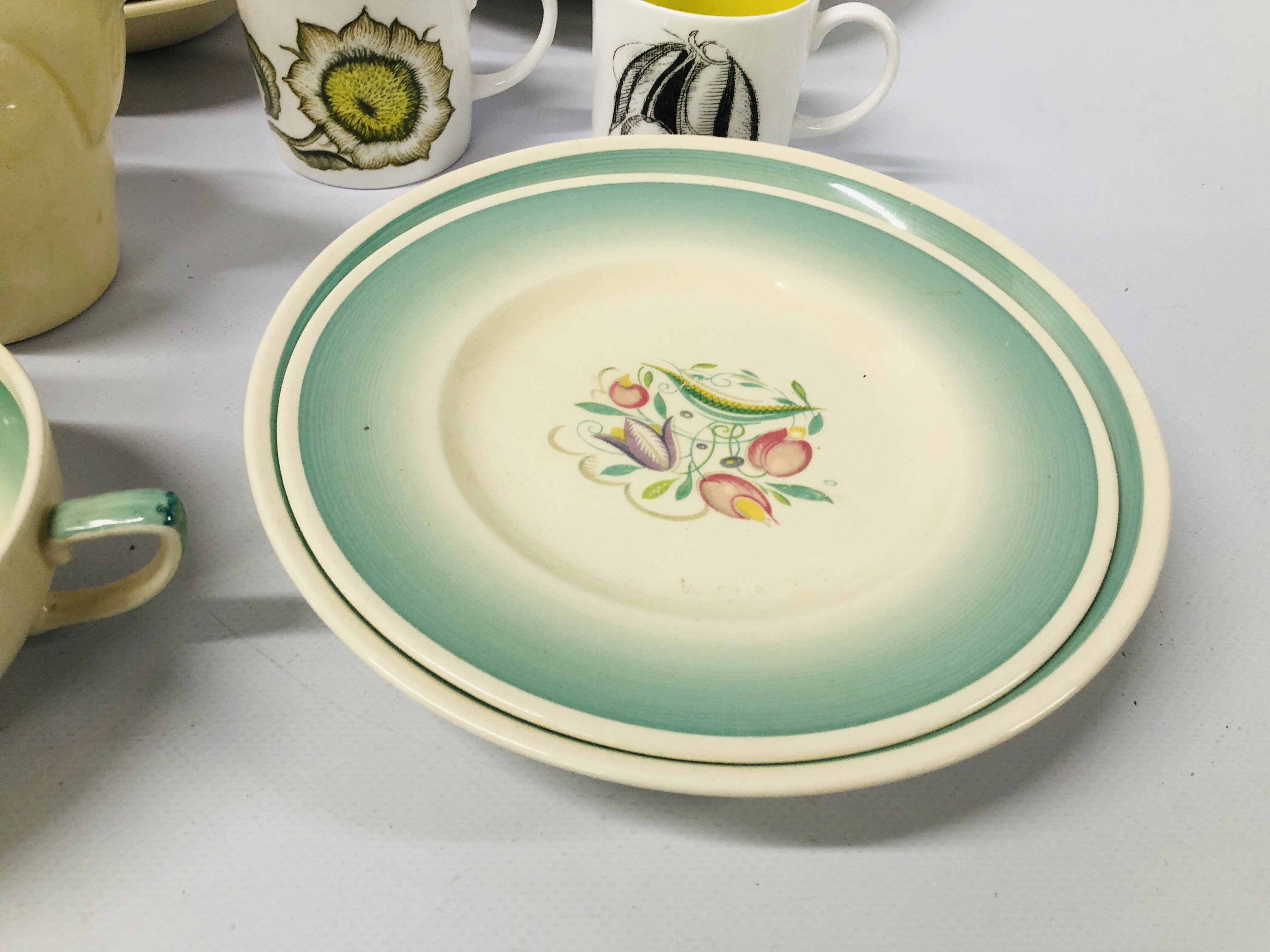 COLLECTION OF SUSIE COOPER TEA AND DINNERWARE - Image 2 of 20