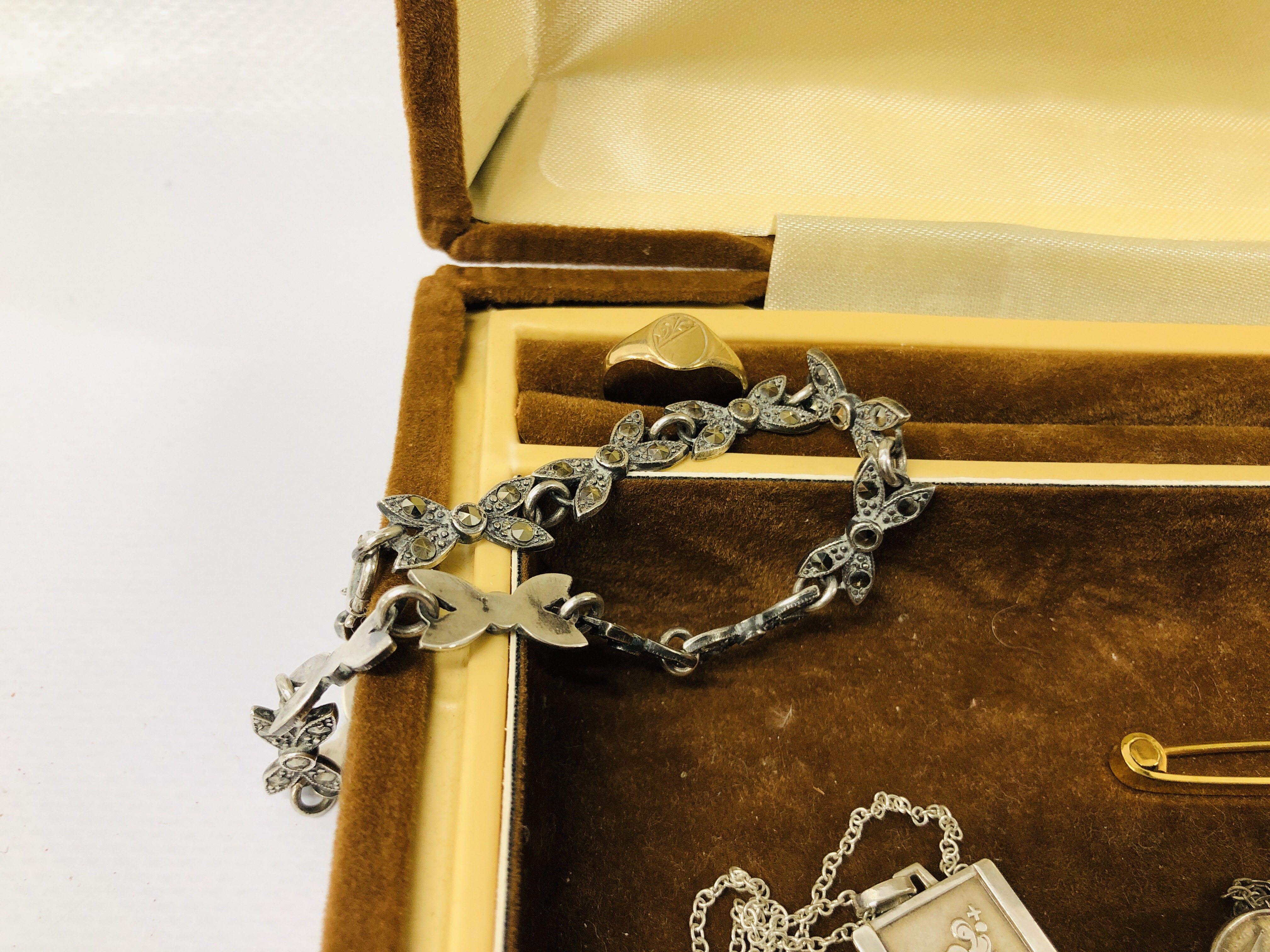 JEWELLERY BOX CONTAINING GOLD AND SILVER RINGS, - Image 9 of 16