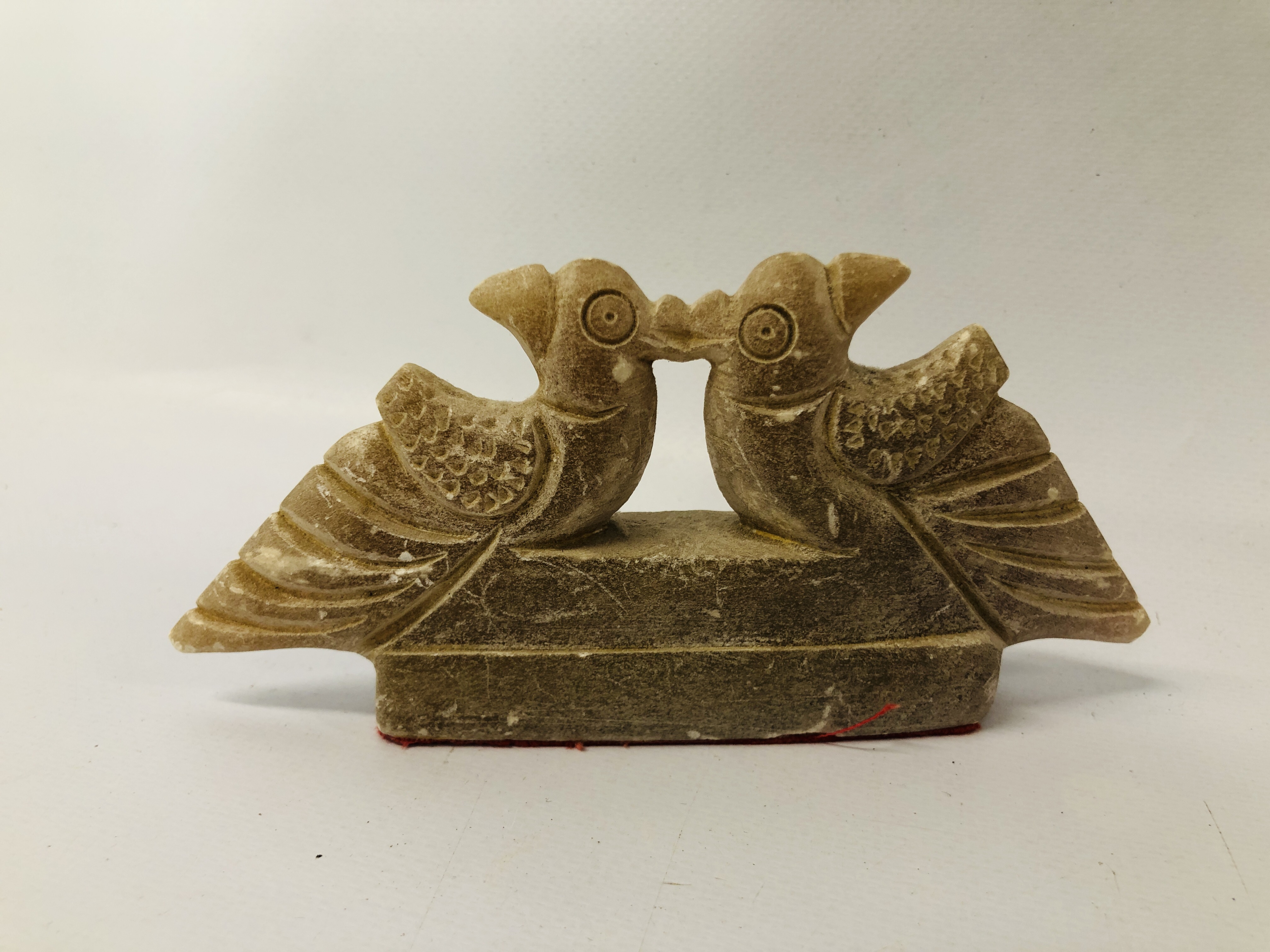 CHINESE CARVED HARDSTONE JADE TYPE BUDDHA STATUE ALONG WITH A PAIR OF HARDSTONE BIRDS - Image 2 of 6