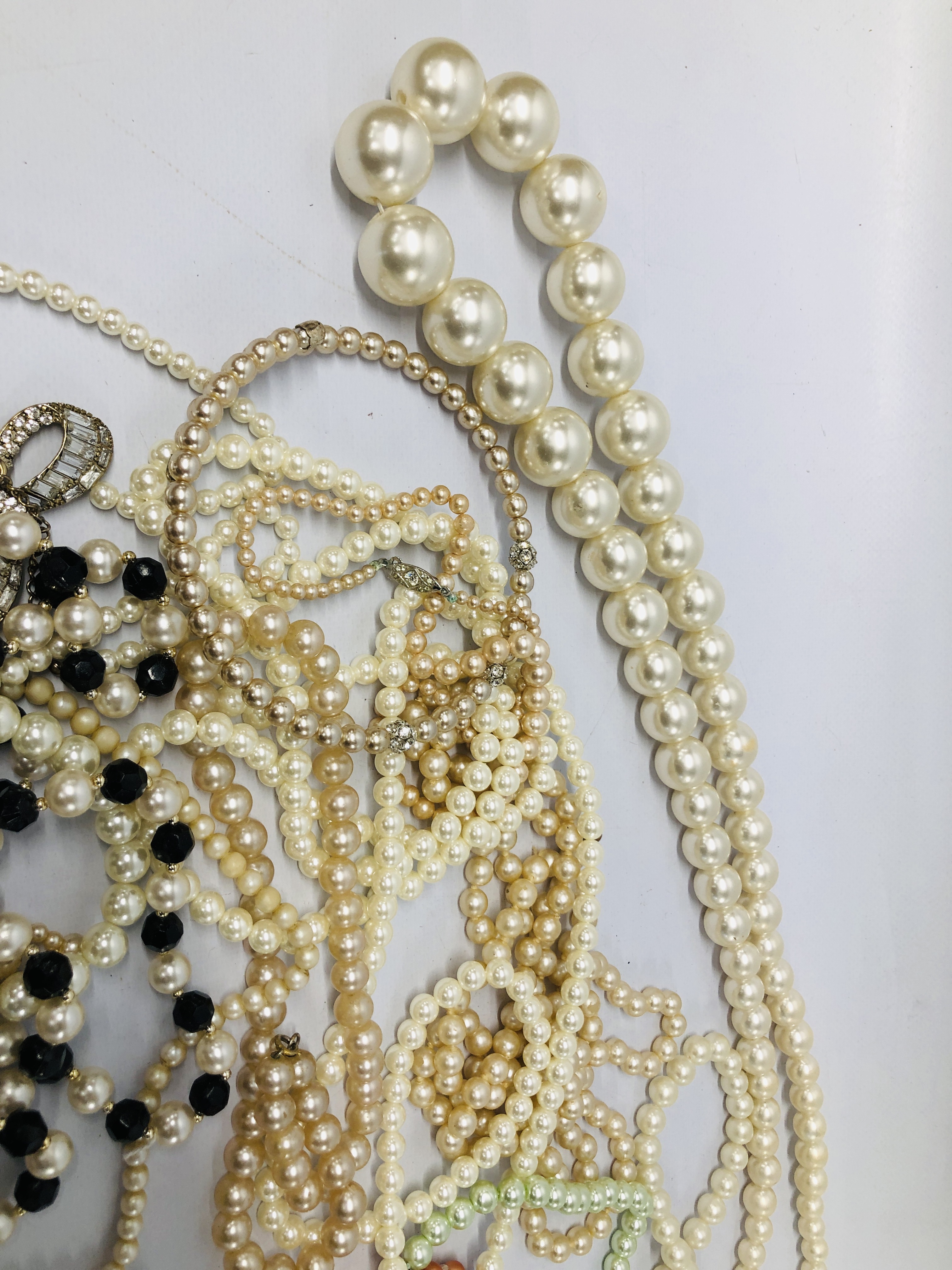 COLLECTION OF DESIGNER COSTUME SIMULATED PEARL NECKLACES. - Image 2 of 4