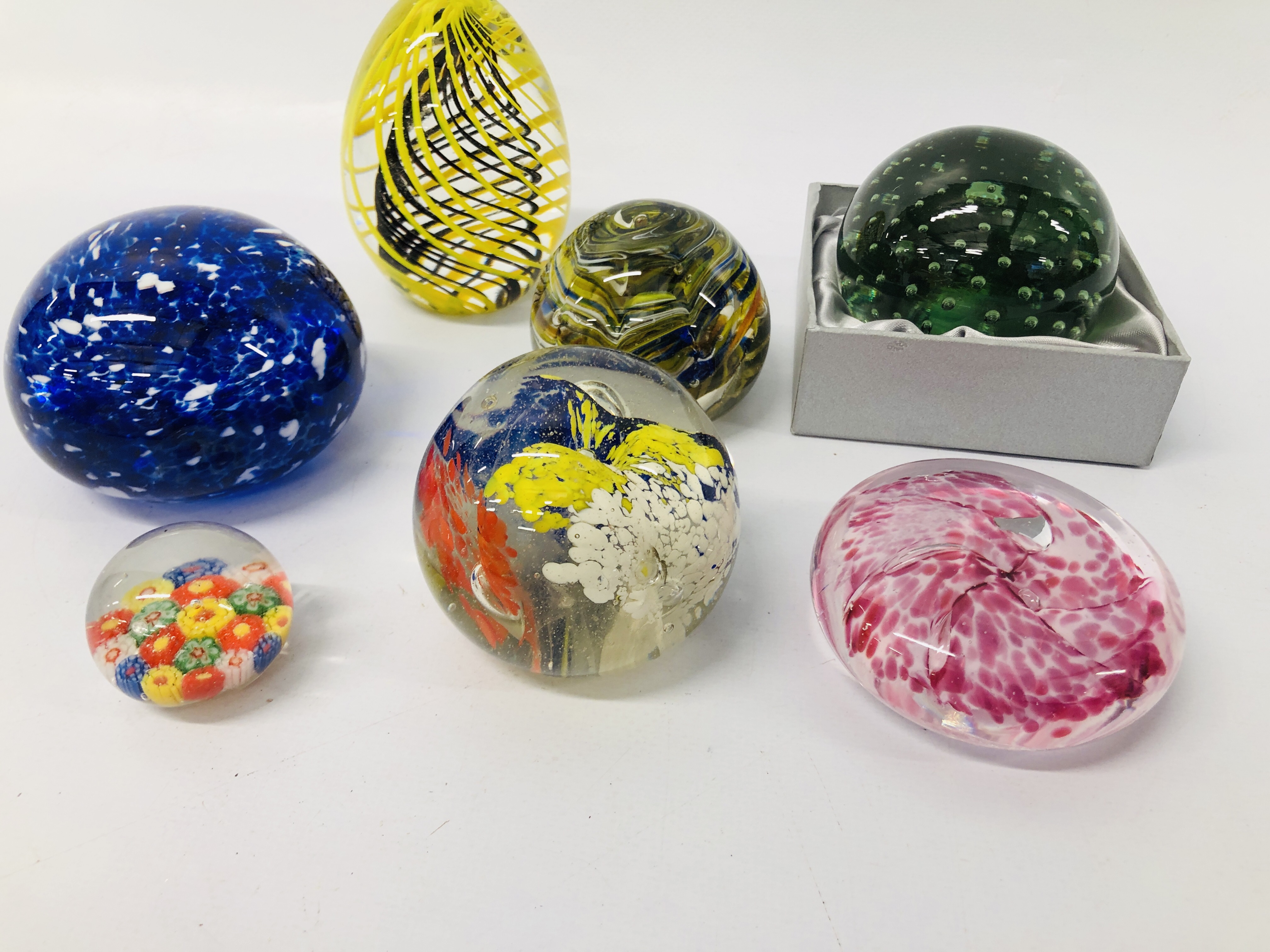COLLECTION OF 7 ART GLASS PAPERWEIGHTS. - Image 4 of 7